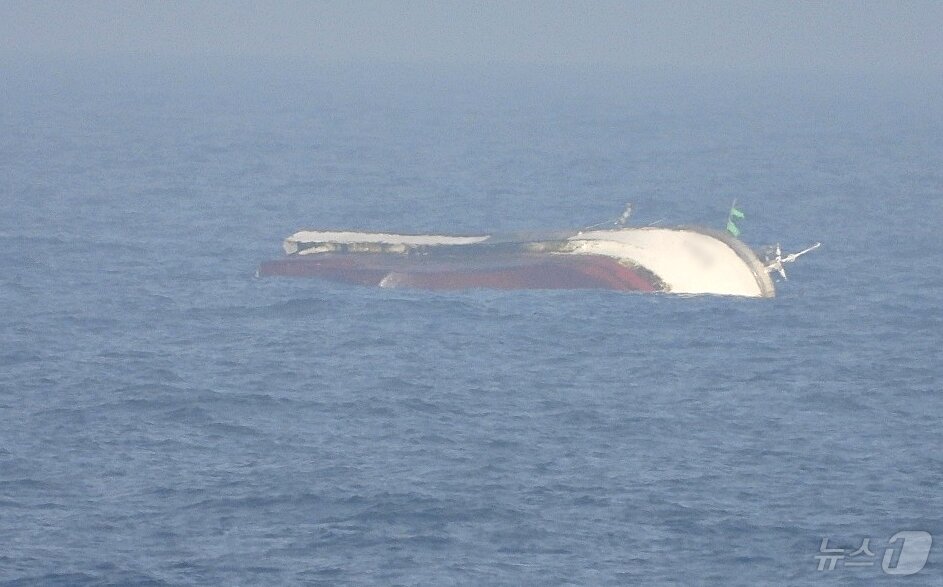 본문 이미지 - 지난 13일 오후 6시11분쯤 제주 서귀포 남서쪽 563㎞ 해상에서 침수 사고가 발생한 모슬포 선적 근해연승어선 887어진호(29톤).(제주해양경찰청 제공. 재판매 및 DB 금지) 2025.5.14/뉴스1 ⓒ News1 홍수영 기자