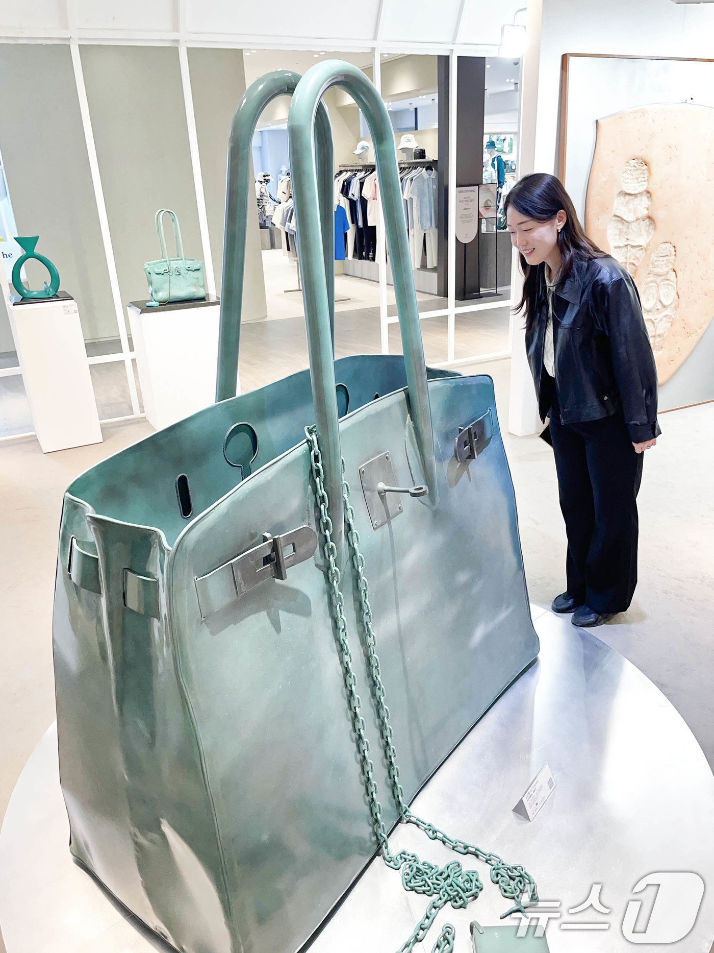 (서울=뉴스1) = 갤러리아백화점은 서울 명품관에서 현대미술 화랑 '갤러리위'와 함께 김선영 조각가의 작품을 오는 18일까지 전시 판매한다고 14일 밝혔다.사진은 김선영 조각가의 …