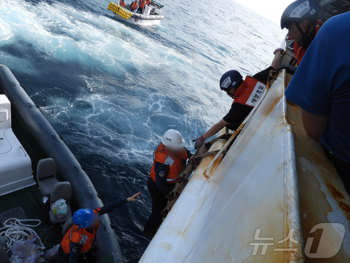 (제주=뉴스1) 홍수영 기자 = 14일 오전 8시16분쯤 제주 모슬포 선적 근해연승어선 887어진호(29톤)의 승선원 8명이 제주해양경찰청 경비함정 5002함으로 옮겨타고 있다. …