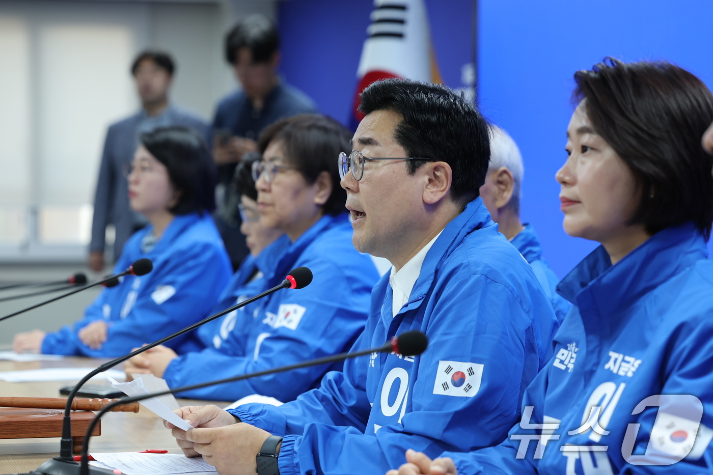 (서울=뉴스1) 이재명 기자 = 박찬대 더불어민주당 상임총괄선대위원장이 14일 오전 서울 여의도 당사에서 열린 중앙선거대책위원회의에서 모두발언을 하고 있다. 2025.5.14/뉴스 …