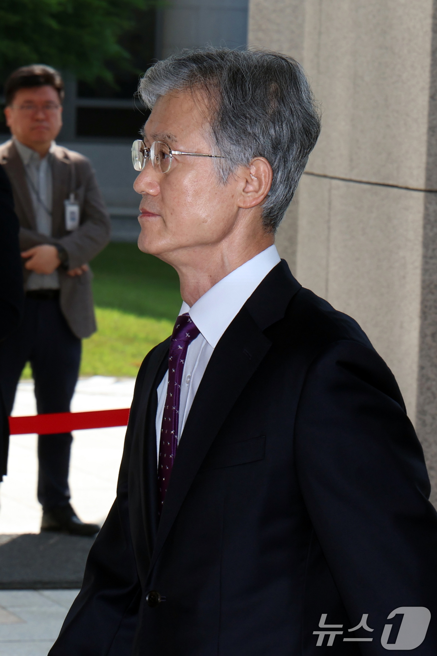 (서울=뉴스1) 황기선 기자 = 조희대 대법원장이 14일 오전 서울 서초구 대법원으로 출근을 하고 있다.국회 법사위는 지난 7일 조 대법원장과 대법관 11명을 증인으로 채택했지만, …