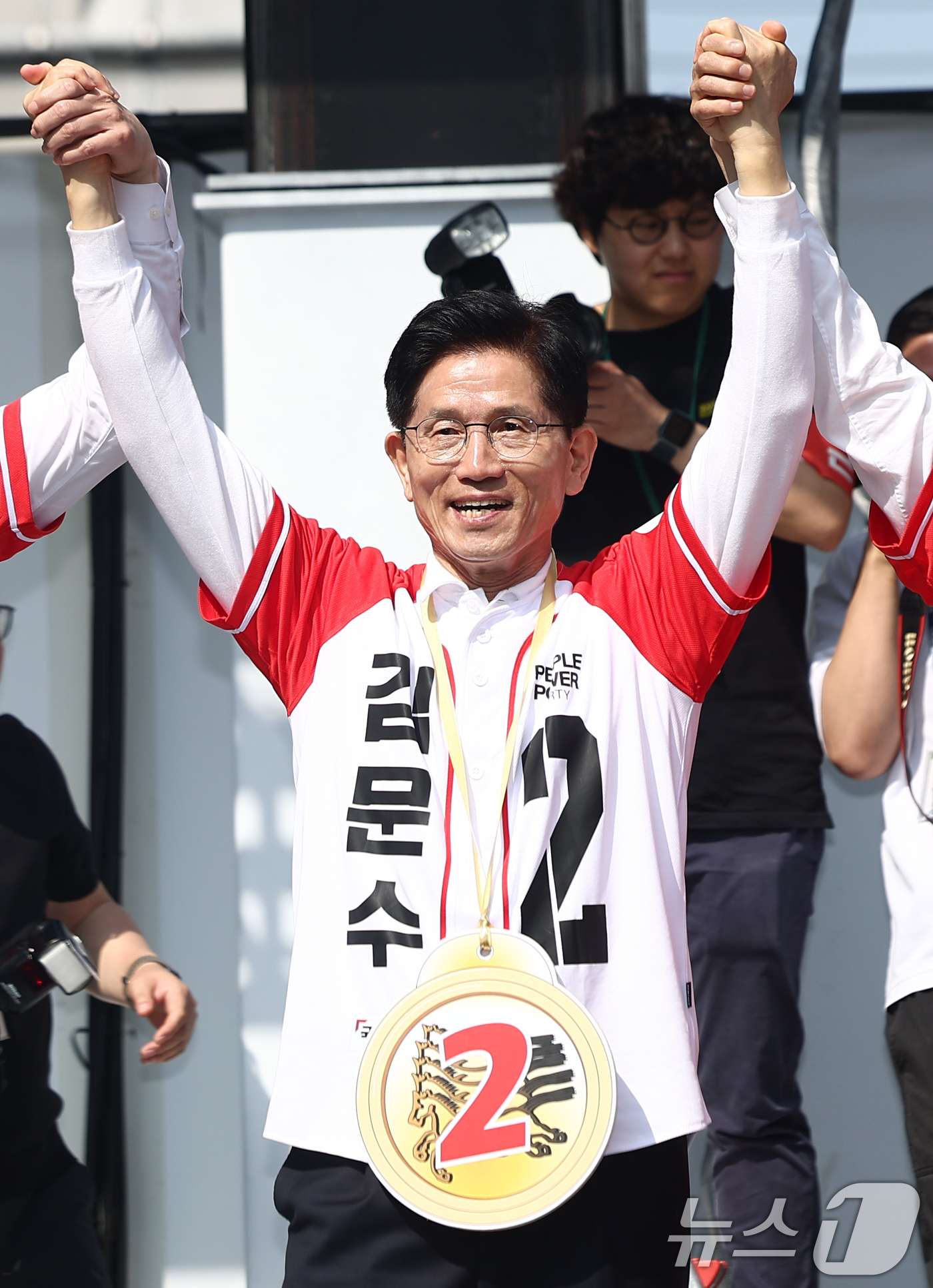 (진주=뉴스1) 김민지 기자 = 김문수 국민의힘 대통령 후보가 14일 오전 경남 진주시 진주광미사거리 일대에서 유세를 하고 있다. 2025.5.14/뉴스1