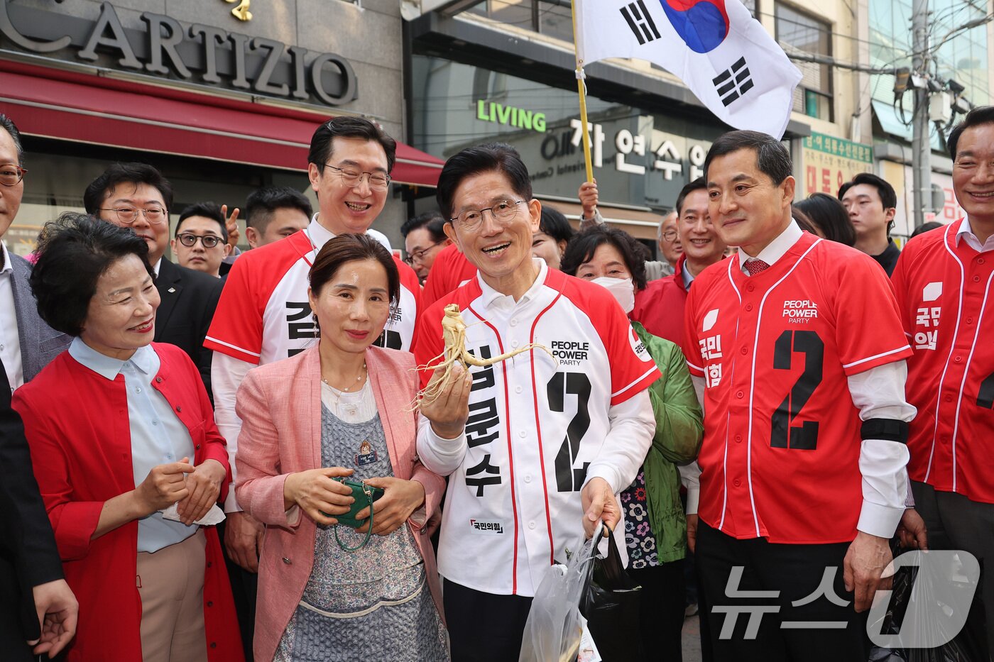 본문 이미지 - 김문수 국민의힘 대통령 후보가 14일 오전 경남 진주시 진주중앙시장을 방문해 유권자들에게 지지를 호소하고 있다. &#40;공동취재&#41; 2025.5.14/뉴스1 ⓒ News1 김민지 기자