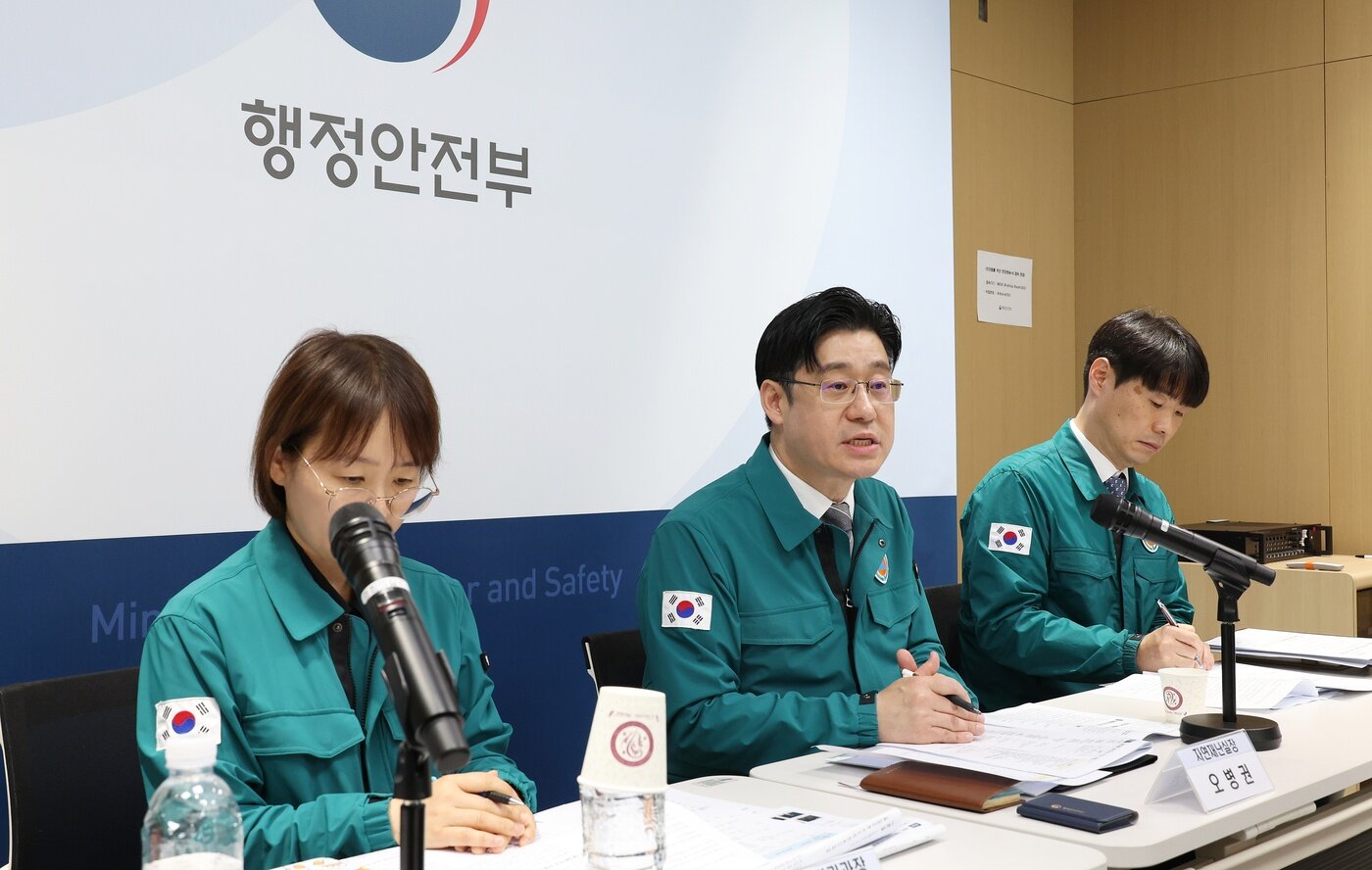 본문 이미지 - 오병권 행정안전부 자연재난실장&#40;가운데&#41;이 지난 13일 오전 정부세종청사 중앙동 브리핑실에서 2025년 여름철 자연재난&#40;풍수해·폭염&#41; 종합대책에 정책설명회를 하고 있다.&#40;행정안전부 제공&#41;