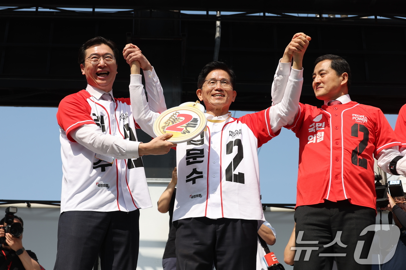 (진주=뉴스1) 김민지 기자 = 김문수 국민의힘 대통령 후보가 14일 경남 진주 광미사거리 일대에서 유세를 하기 전 강민국 의원으로부터 모형 마패를 받고 있다. (공동취재) 202 …