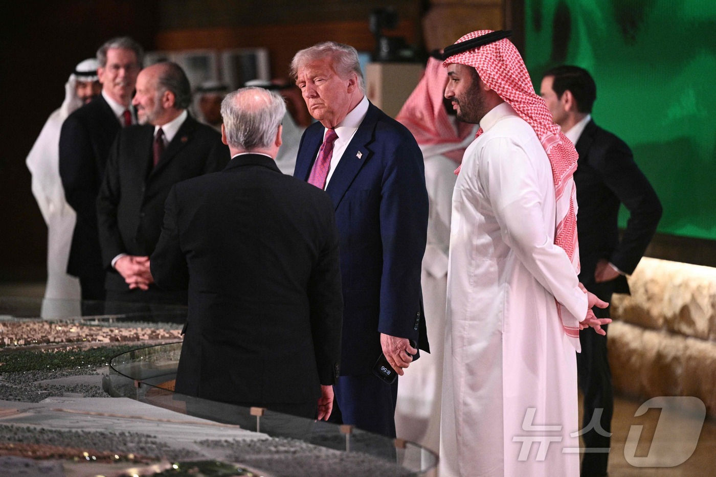 (리디야 AFP=뉴스1) 우동명 기자 = 도널드 트럼프 미국 대통령과 무함마드 빈 살만 사우디 왕세자가 13일(현지시간) 리야드 외곽의 옛 수도 디리야를 방문하고 있다. 2025. …