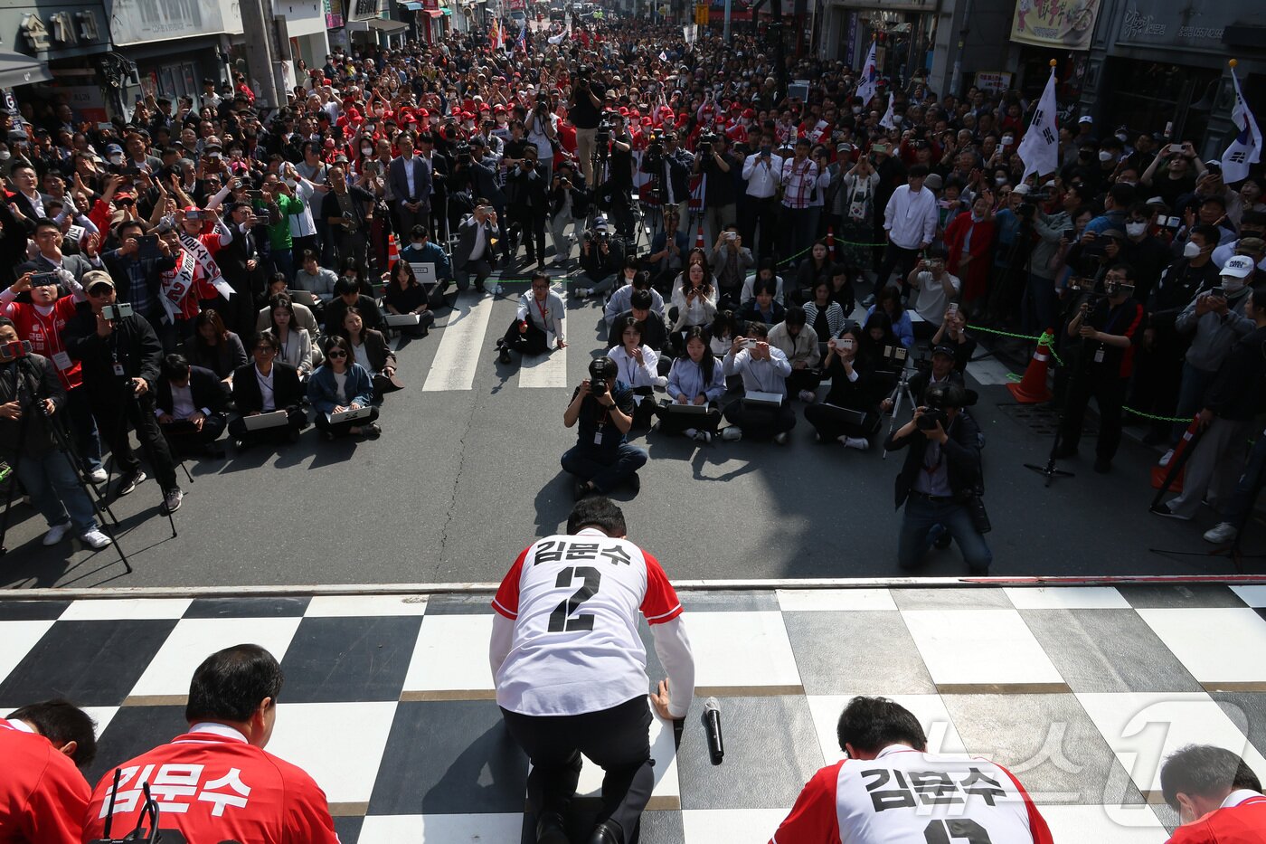 본문 이미지 - 김문수 국민의힘 대통령 후보가 14일 오전 경남 진주시 진주광미사거리 일대에서 유세를 하고 있다. (공동취재) 2025.5.14/뉴스1 ⓒ News1 김민지 기자
