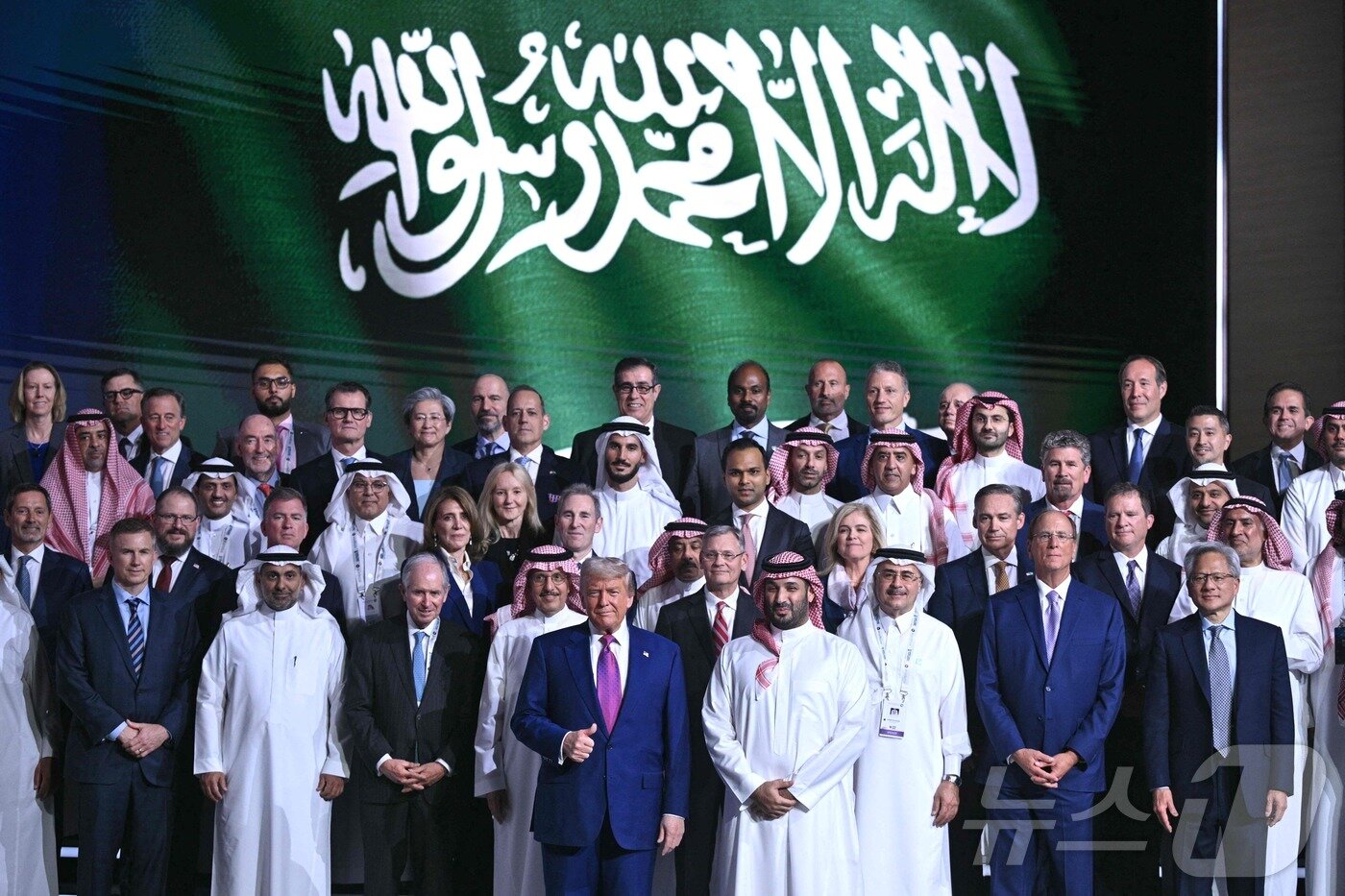 본문 이미지 - 도널드 트럼프 미국 대통령과 무함마드 빈 살만 사우디아라비아 왕세자가 13일(현지시간) 리야드에서 열린 '사우디·미국 투자 포럼' 중 참석자들과 포즈를 취하고 있다. 2025.05.14 ⓒ AFP=뉴스1 ⓒ News1 우동명 기자