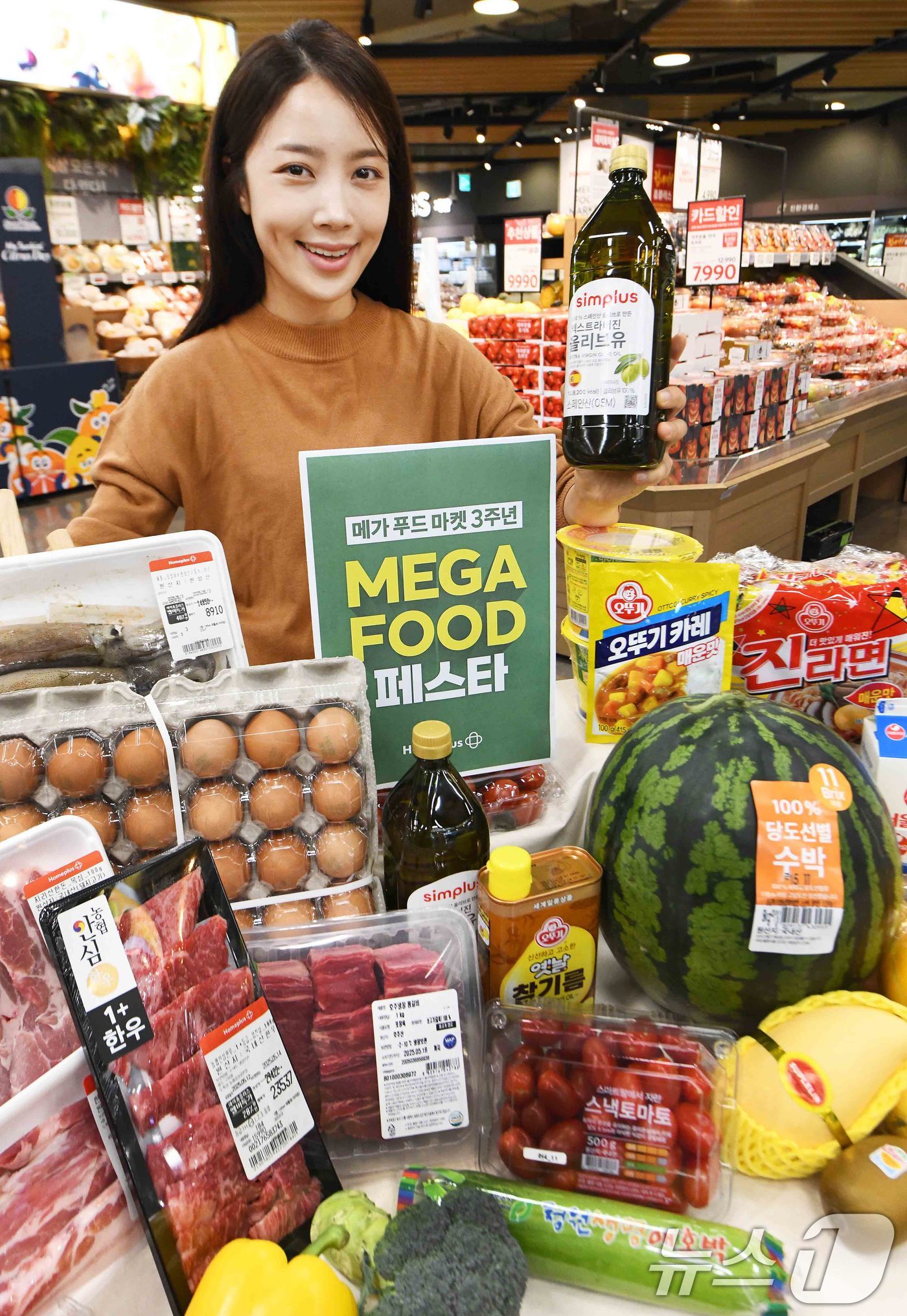 (서울=뉴스1) = 홈플러스가 오는 15일부터 홈플러스 메가 푸드 마켓 3주년을 기념해 대규모 식품 할인전 'MEGA FOOD 페스타'를 개최한다고 14일 밝혔다.모델이 14일 서 …
