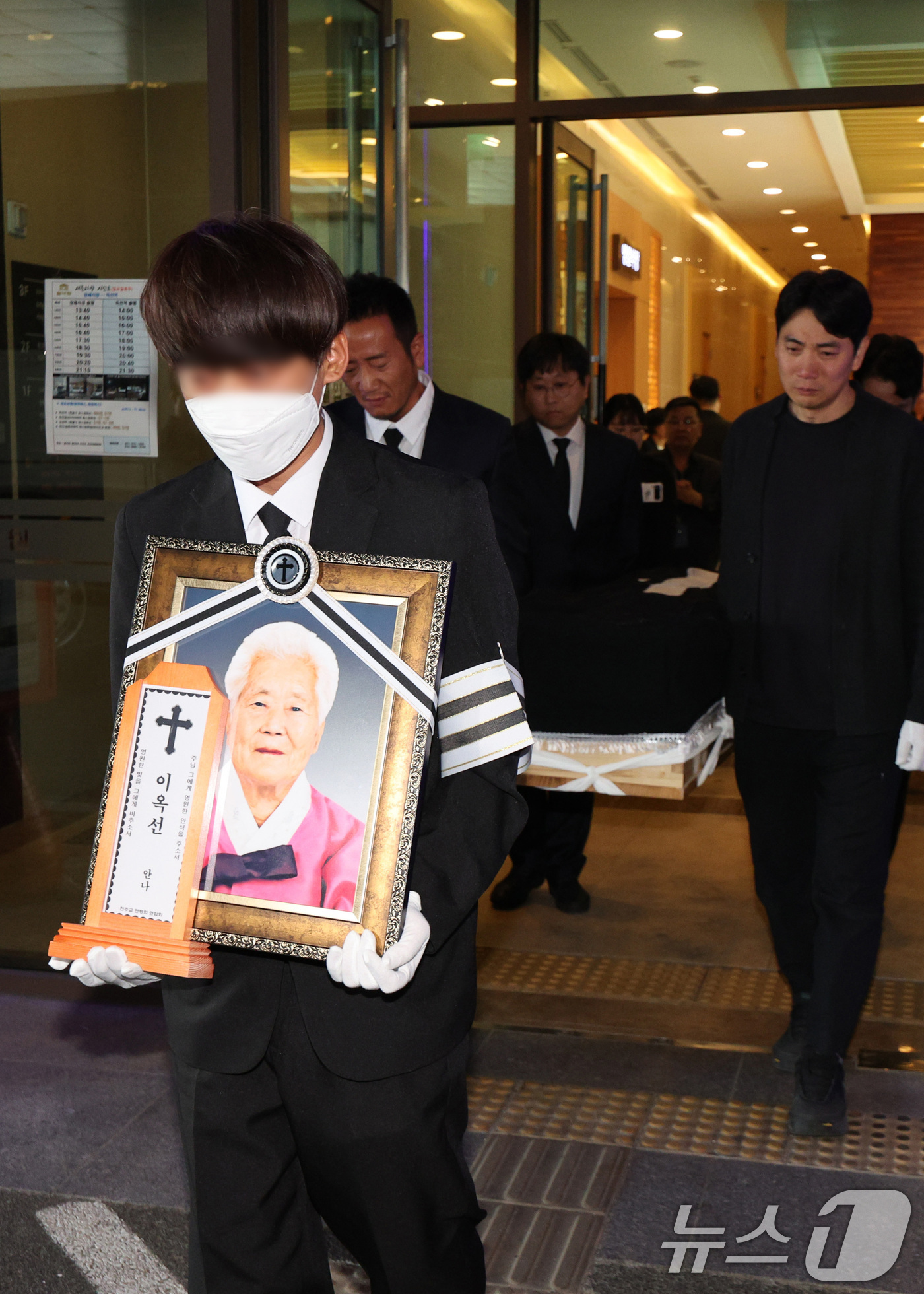 (용인=뉴스1) 신웅수 기자 = 14일 오전 경기 용인시 쉴낙원에서 일본군 위안부 피해자 이옥선 할머니의 발인이 엄수되고 있다.이옥선 할머니는 미국과 독일 등 각 나라를 다니며 일 …