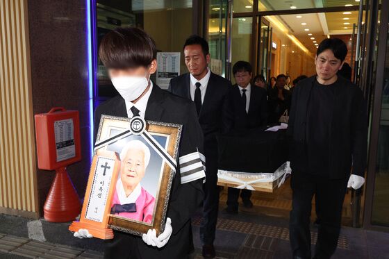 [뉴스1 PICK]일본군 위안부 피해 사실 알린 이옥선 할머니 발인 엄수