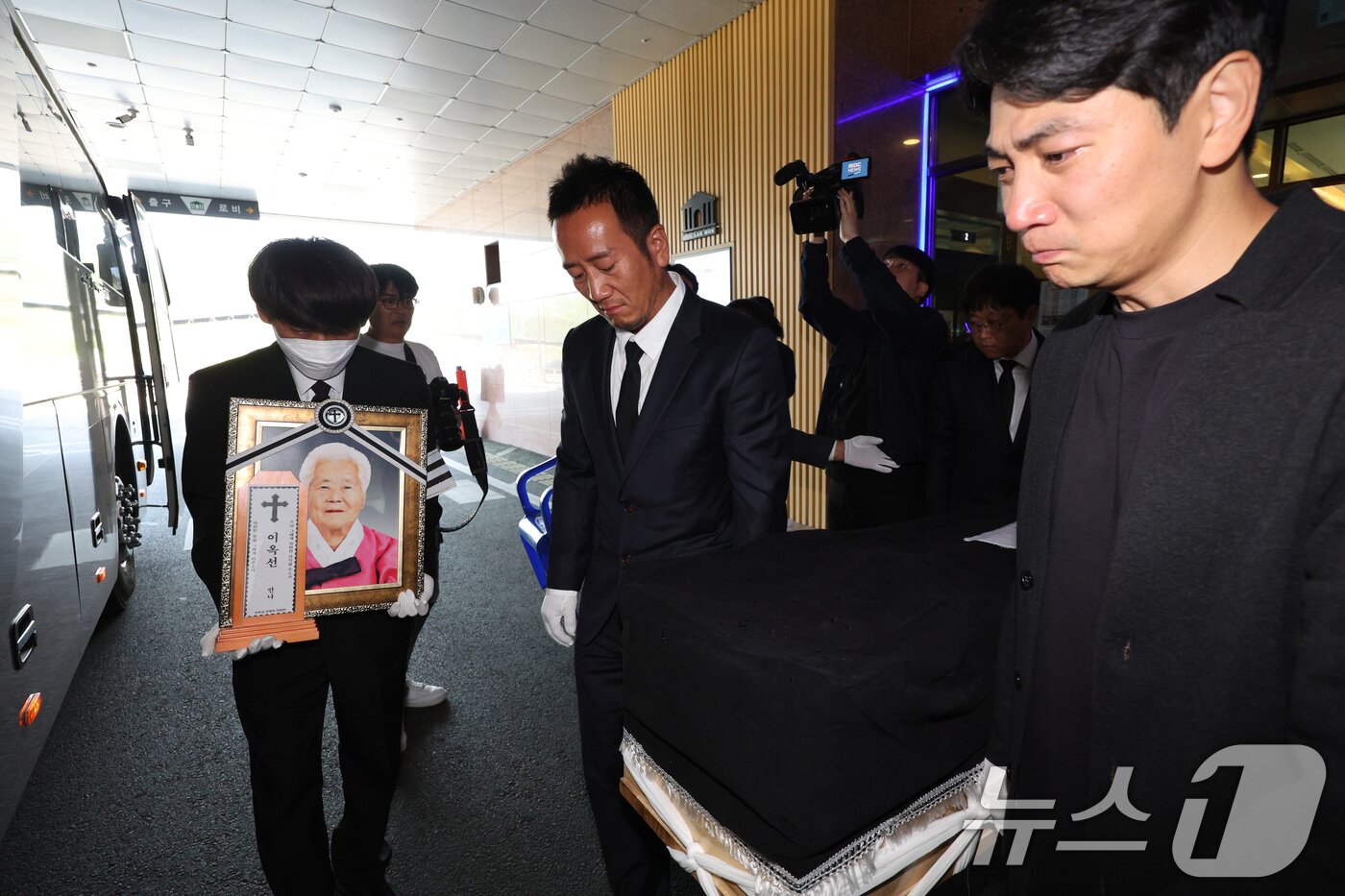 본문 이미지 - 14일 오전 경기 용인시 쉴낙원에서 일본군 위안부 피해자 이옥선 할머니의 발인이 엄수되고 있다. 2025.5.14/뉴스1 ⓒ News1 신웅수 기자