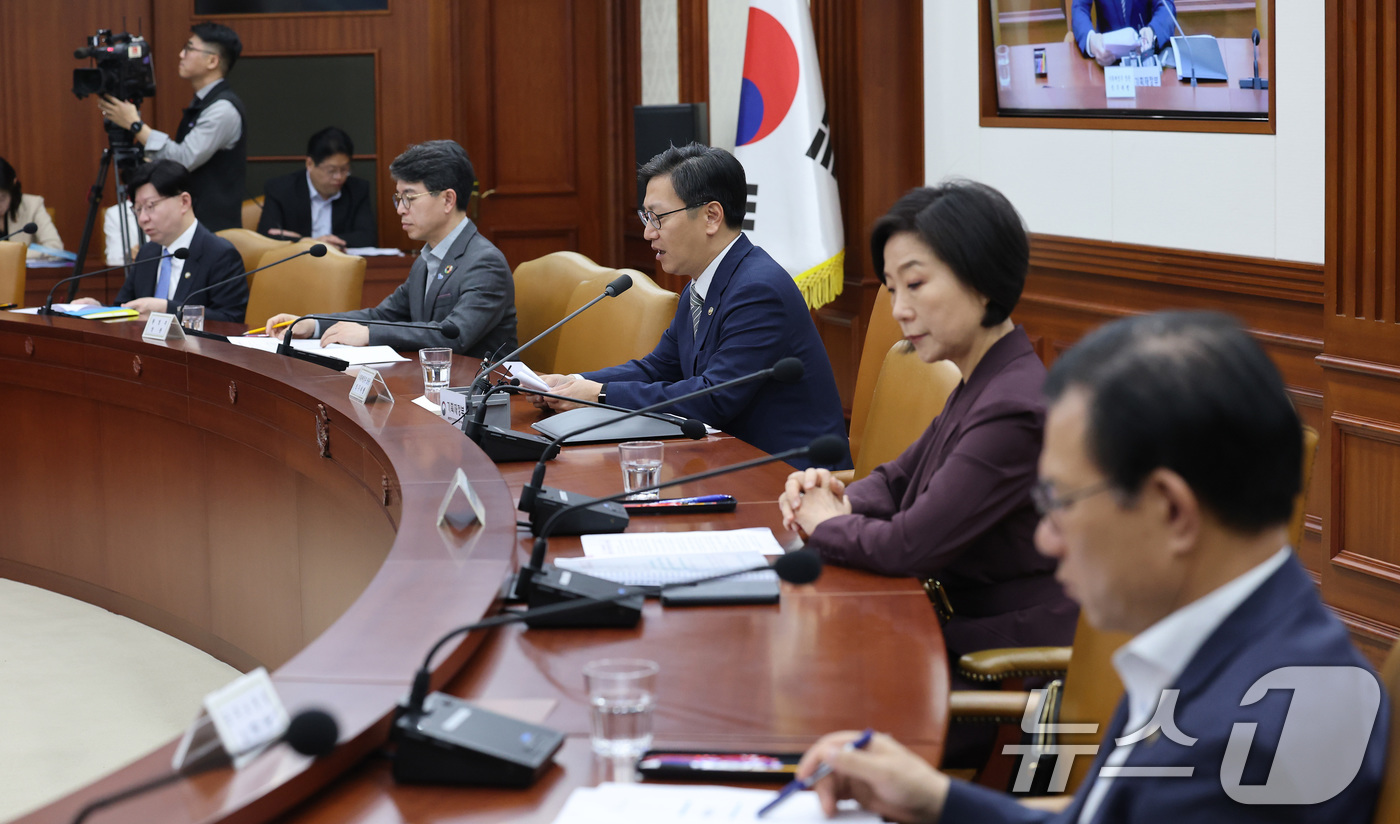 (서울=뉴스1) 임세영 기자 = 김범석 기획재정부 장관 직무대행 1차관이 14일 오전 서울 종로구 정부서울청사에서 열린 경제관계장관회의 겸 산업경쟁력강화 관계장관회의에서 발언을 하 …