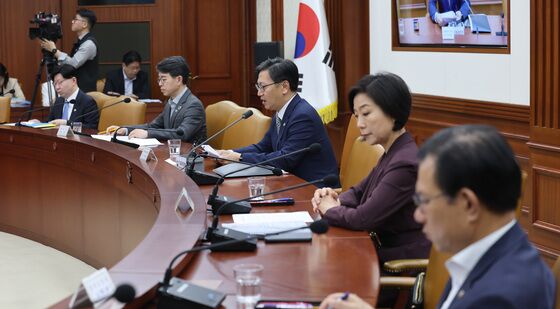 경제관계장관회의 주재하는 김범석 직무대행