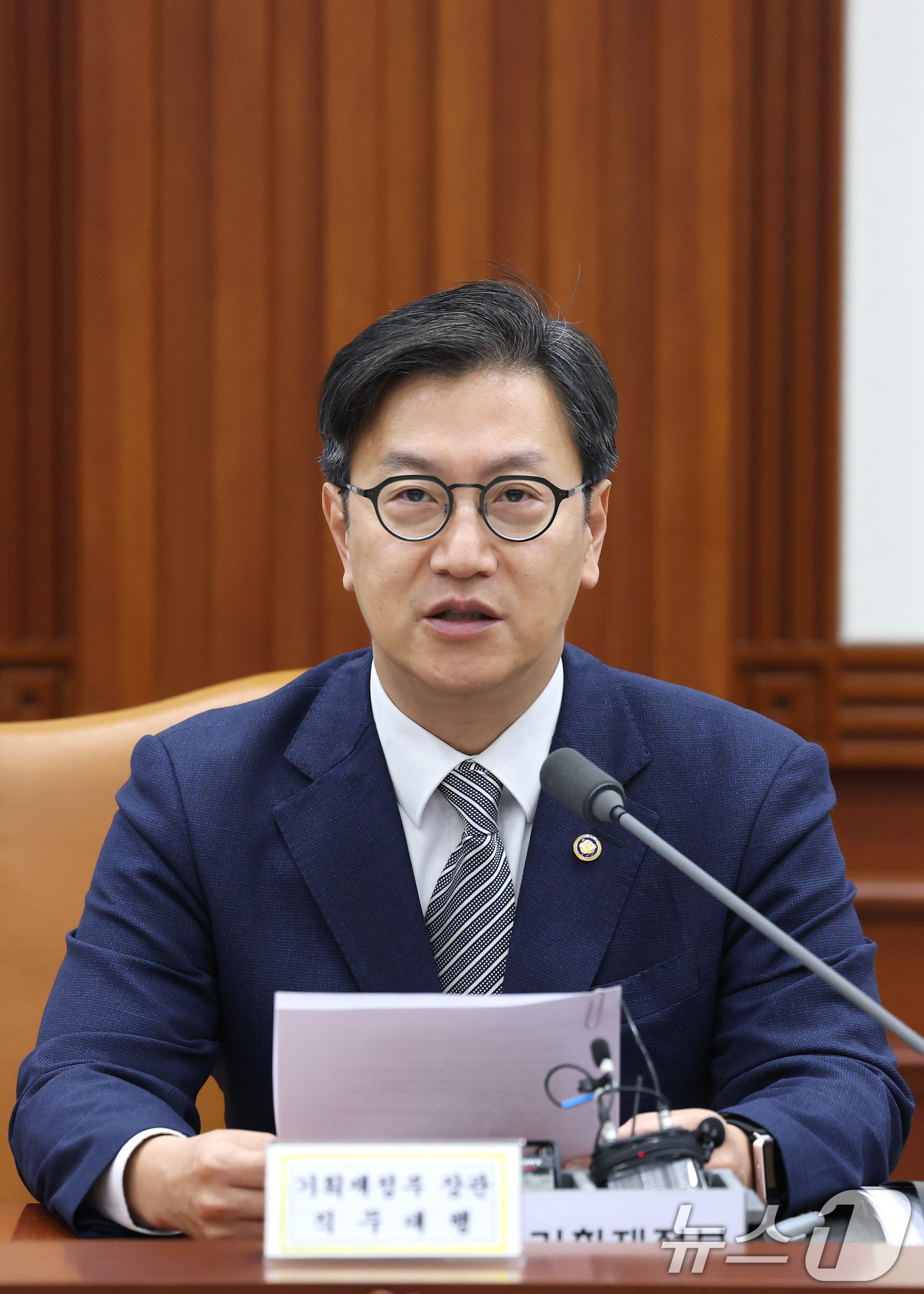 (서울=뉴스1) 임세영 기자 = 김범석 기획재정부 장관 직무대행 1차관이 14일 오전 서울 종로구 정부서울청사에서 열린 경제관계장관회의 겸 산업경쟁력강화 관계장관회의에서 발언을 하 …