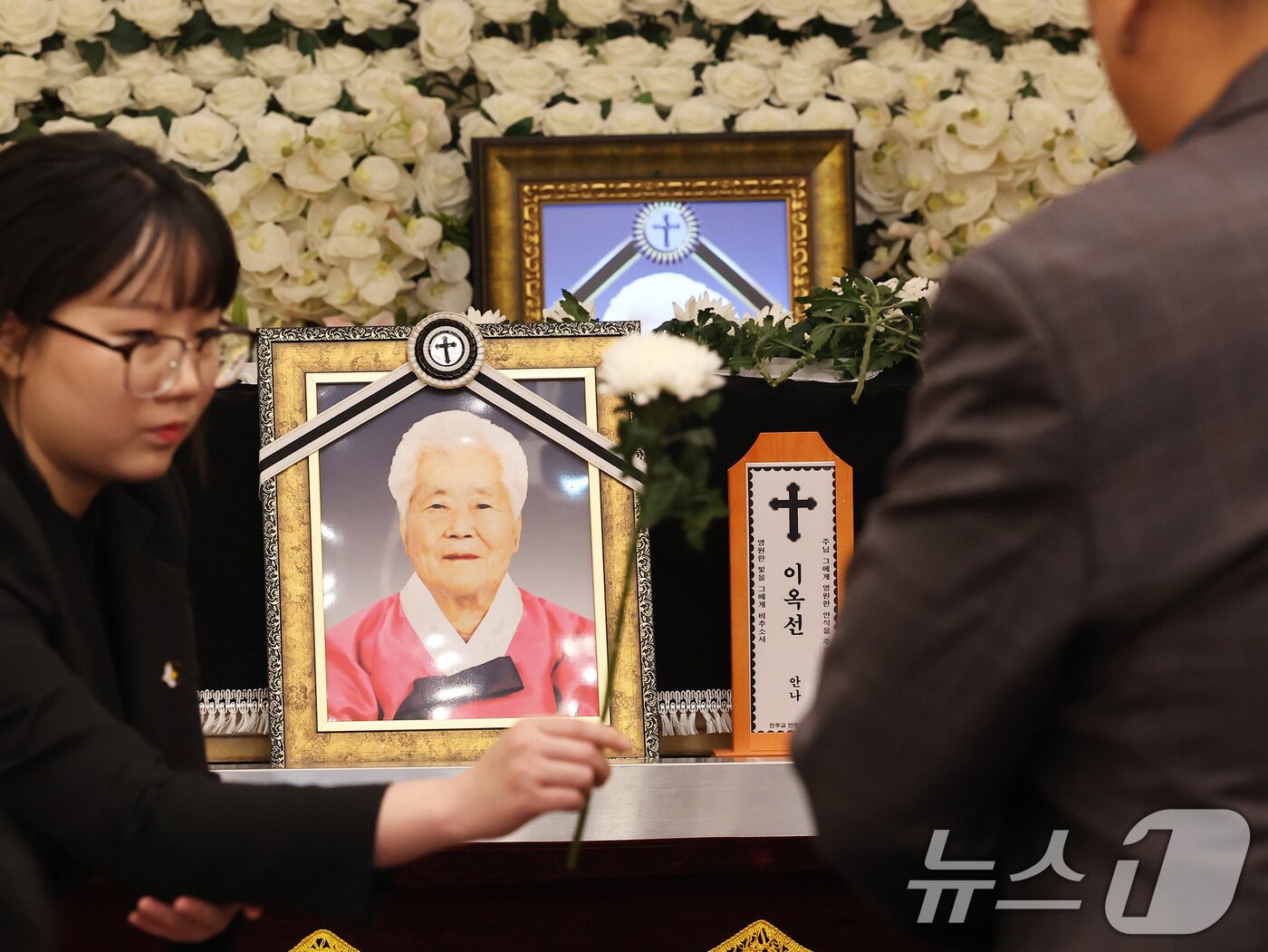 본문 이미지 - 14일 오전 경기 용인시 쉴낙원에서 일본군 위안부 피해자 이옥선 할머니 영결식에서 참가자들이 헌화하고 있다. &#40;공동취재&#41; 2025.5.14/뉴스1 ⓒ News1 신웅수 기자