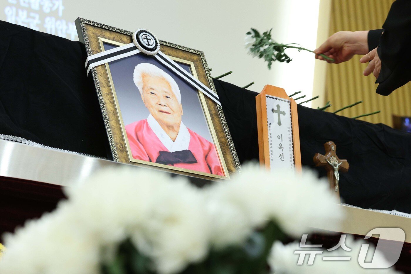 본문 이미지 - 14일 오전 경기 용인시 쉴낙원에서 일본군 위안부 피해자 이옥선 할머니 영결식에서 참가자들이 헌화하고 있다. 2025.5.14/뉴스1 ⓒ News1 신웅수 기자