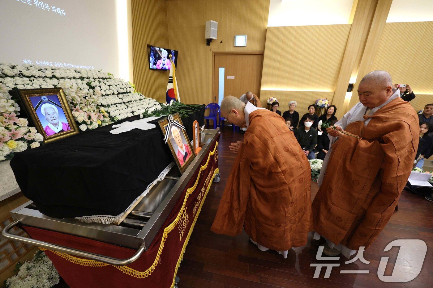 본문 이미지 - 14일 오전 경기 용인시 쉴낙원에서 일본군 위안부 피해자 이옥선 할머니 영결식에서 참가자들이 헌화하고 있다. 2025.5.14/뉴스1 ⓒ News1 신웅수 기자