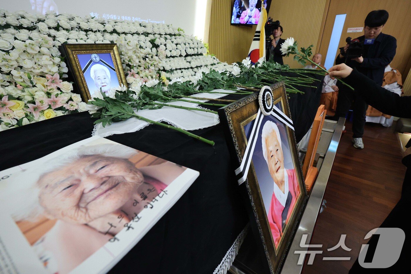 본문 이미지 - 14일 오전 경기 용인시 쉴낙원에서 일본군 위안부 피해자 이옥선 할머니 영결식에서 참가자들이 헌화하고 있다.  2025.5.14/뉴스1 ⓒ News1 신웅수 기자
