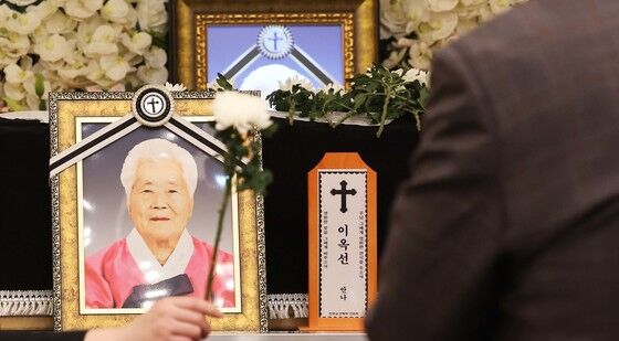 이옥선 할머니에게 바치는 꽃 한송이