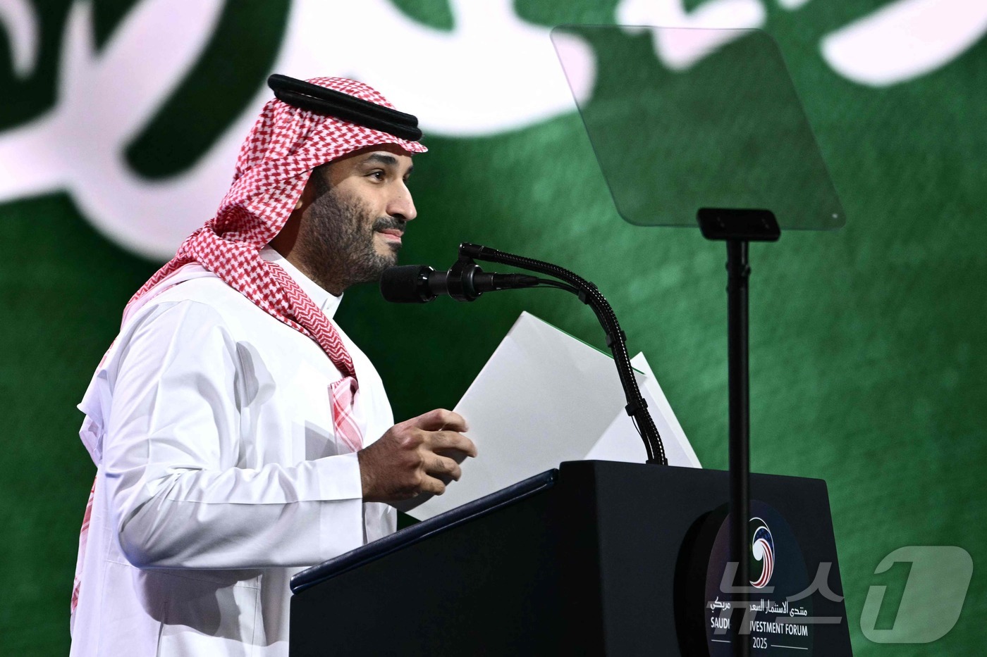 (리야드 AFP=뉴스1) 우동명 기자 = 무함마드 빈 살만 사우디아라비아 왕세자가 13일(현지시간) 리야드에서 열린 '사우디·미국 투자 포럼'서 연설을 하고 있다. 2025.05. …
