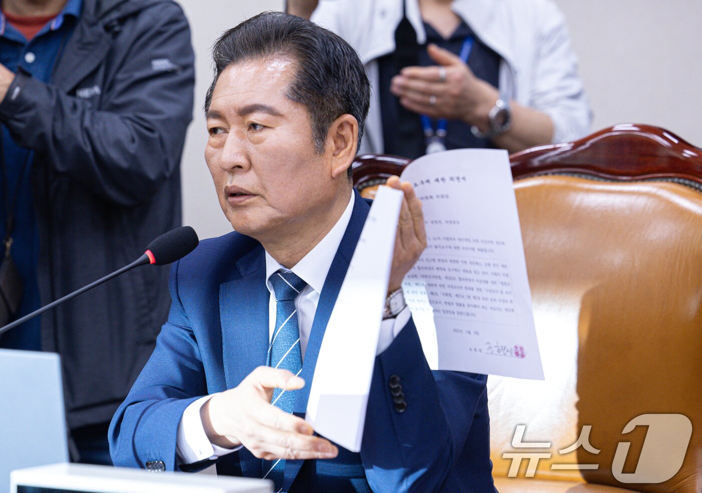 본문 이미지 - 정청래 국회 법제사법위원회 위원장이 14일 오전 서울 여의도 국회에서 열린 법사위 전체회의에서 조희대 대법원장의 출석요구에 대한 의견서를 손에 들고 발언을 하고 있다. 2025.5.14/뉴스1 ⓒ News1 이재명 기자