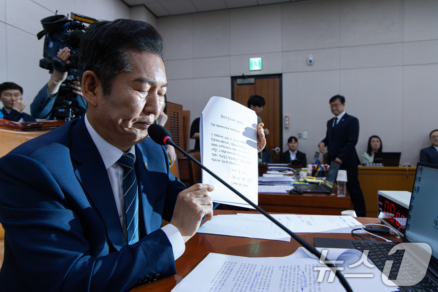 (서울=뉴스1) 이재명 기자 = 정청래 국회 법제사법위원회 위원장이 14일 오전 서울 여의도 국회에서 열린 법사위 전체회의에서 조희대 대법원장을 비롯한 증인들의 출석 요구에 대한 …