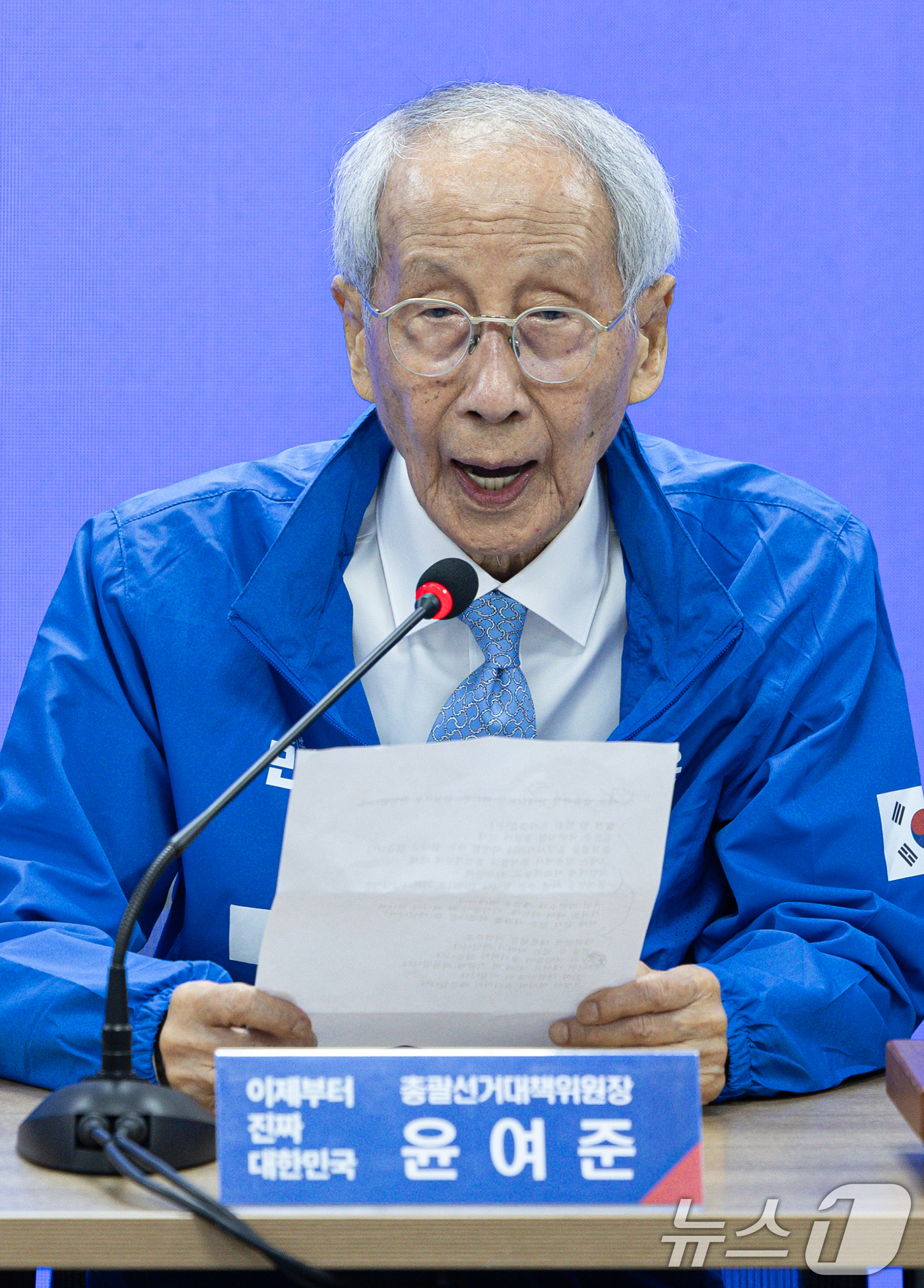 (서울=뉴스1) 이재명 기자 = 윤여준 더불어민주당 상임 총괄선대위원장이 14일 오전 서울 여의도 국회 더불어민주당사에서 열린 중앙선거대책위원회의에서 발언을 하고 있다. 2025. …