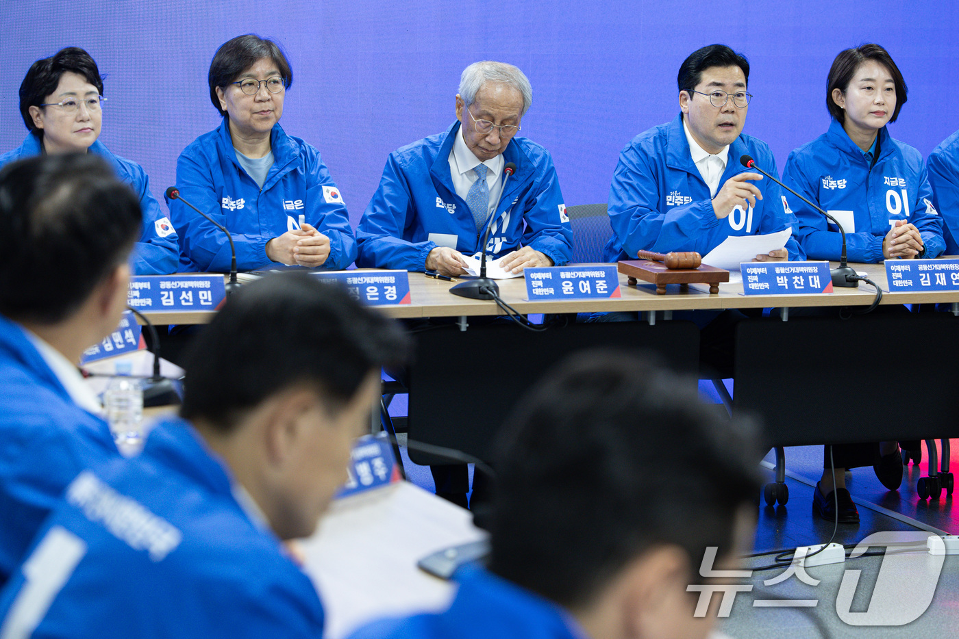 (서울=뉴스1) 이재명 기자 = 박찬대 더불어민주당 상임 총괄선대위원장이 14일 오전 서울 여의도 국회 더불어민주당사에서 열린 중앙선거대책위원회의에서 발언을 하고 있다. 2025. …