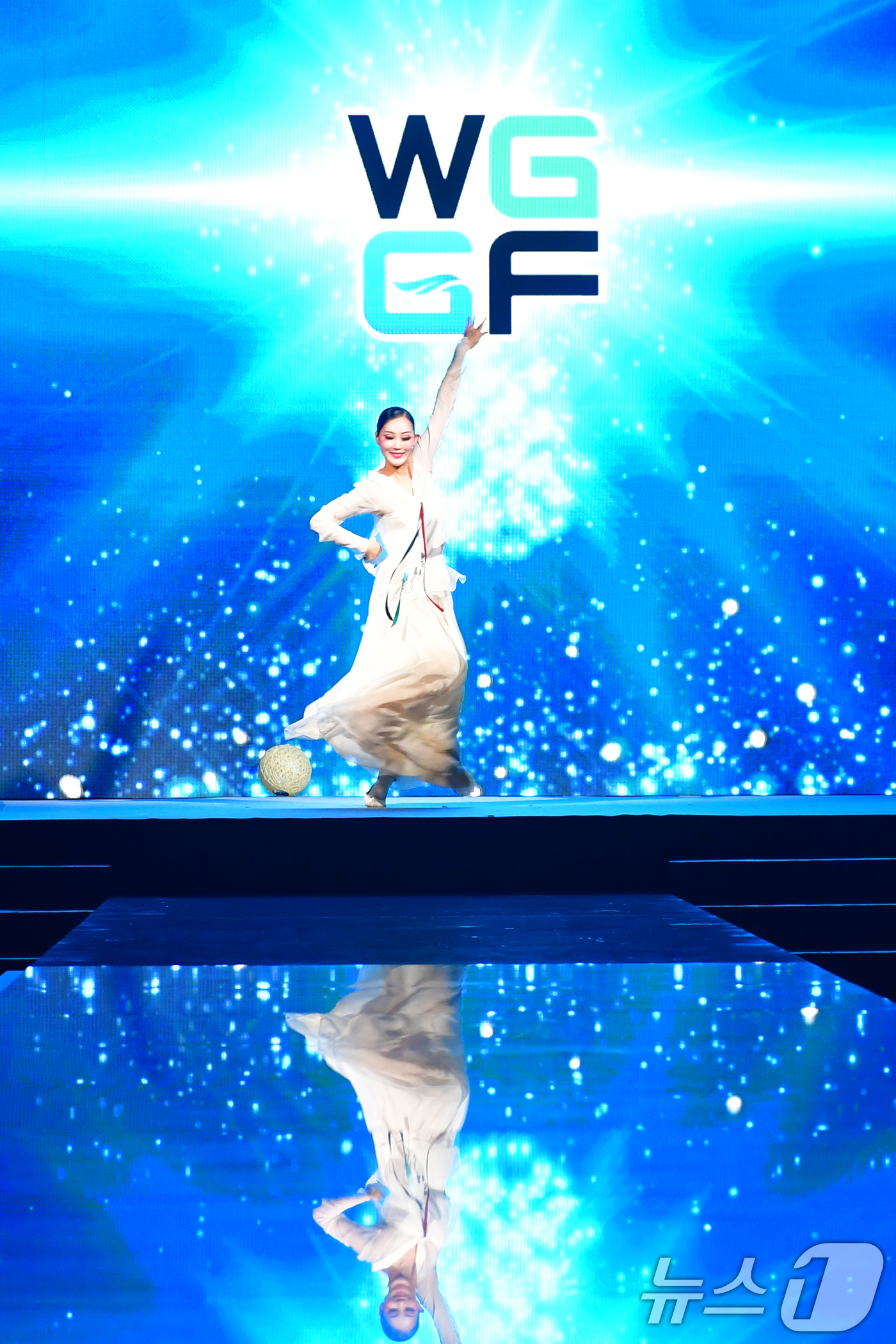 (포항=뉴스1) 최창호 기자 = 세계녹색성장포럼(WGGF2025)이 14일 경북 포항시 북구 라한호텔에서 막을 올린 가운데 식전 축하행사가 열리고 있다.포럼은 미래를 위한 녹색전환 …