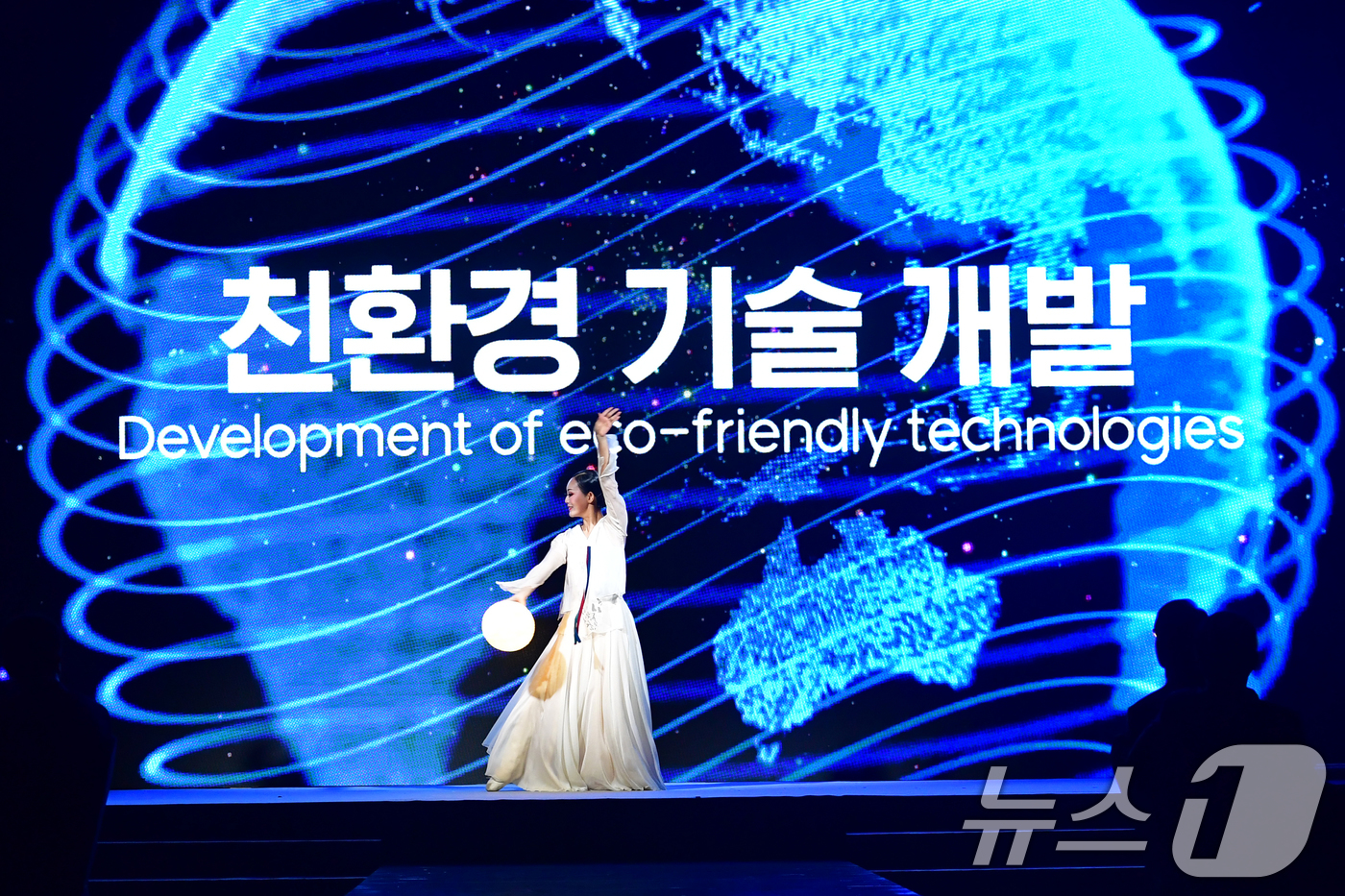 (포항=뉴스1) 최창호 기자 = 세계녹색성장포럼(WGGF2025)이 14일 경북 포항시 북구 라한호텔에서 막을 올린 가운데 식전 축하행사가 열리고 있다.포럼은 미래를 위한 녹색전환 …