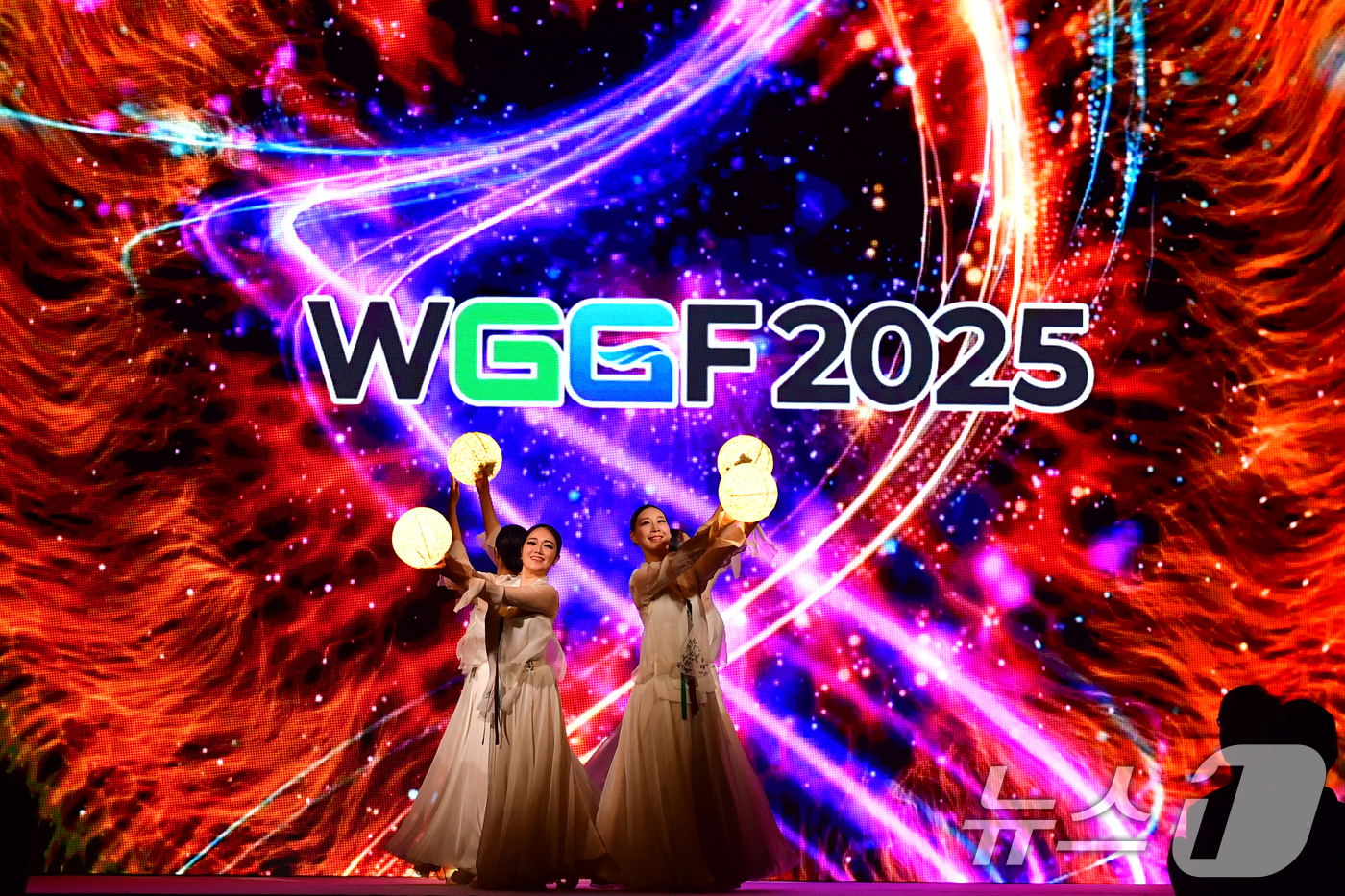 (포항=뉴스1) 최창호 기자 = 세계녹색성장포럼(WGGF2025)이 14일 경북 포항시 북구 라한호텔에서 막을 올린 가운데 식전 축하행사가 열리고 있다.포럼은 미래를 위한 녹색전환 …