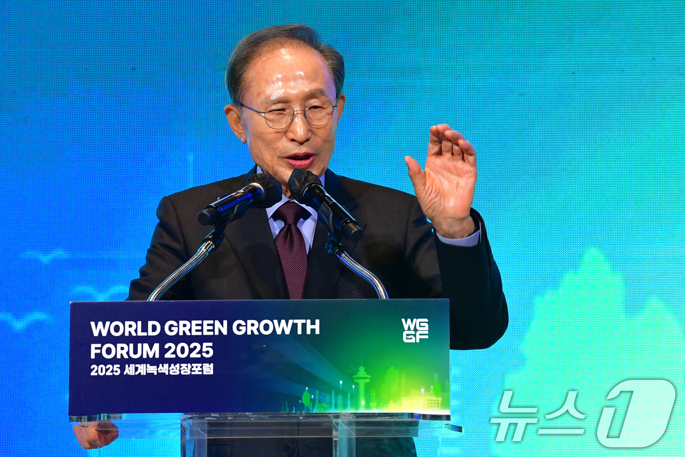 (포항=뉴스1) 최창호 기자 = 이명박 전 대통령이 14일 경북 포항시 라한 호텔에서 열린 세계녹색성장포럼(WGGF2025) 개막식에서 축사하고 있다.포럼은 미래를 위한 녹색전환 …