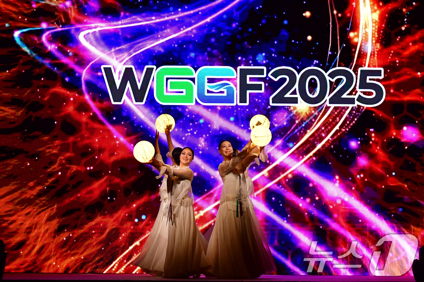 (포항=뉴스1) 최창호 기자 = 세계녹색성장포럼(WGGF2025) 14일 경북 포항시 북구 라한호텔에서 막을 올린 가운데 식전 축하행사가 열리고 있다.포럼은 미래를 위한 녹색전환 …