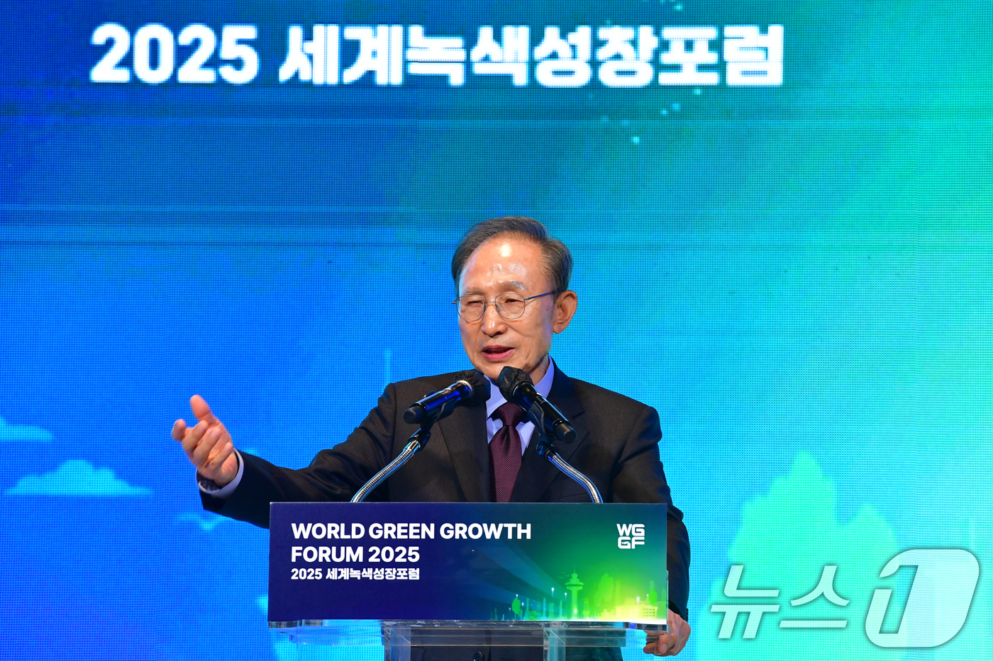 (포항=뉴스1) 최창호 기자 = 이명박 전 대통령이 14일 경북 포항시 라한 호텔에서 열린 세계녹색성장포럼(WGGF2025) 개막식에서 축사하고 있다.포럼은 미래를 위한 녹색전환 …