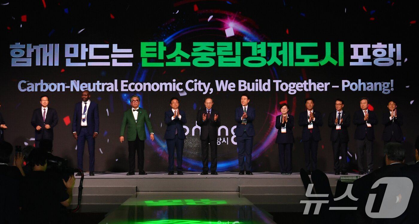 본문 이미지 - 이명박 전 대통령과 마쌈바 티오예 UNFCCC UGIH 총괄책임, 이철우 경북지사, 이강덕 포항시장, 김정재 국민의힘 의원 등이 14일 경북 포항시 라한호텔에서 열린 세계녹색성장포럼&#40;WGGF2025&#41; 개막을 축하하고 있다. 2025.5.14/뉴스1 ⓒ News1 최창호 기자