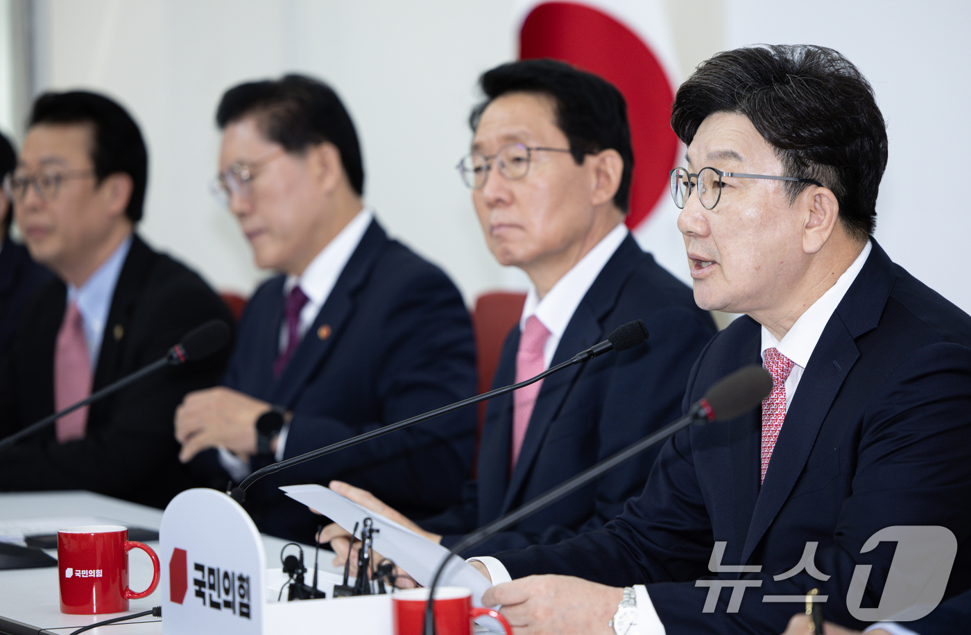 (서울=뉴스1) 이재명 기자 = 권성동 국민의힘 원내대표가 14일 오전 서울 여의도 국회에서 열린 원내대표 주재 법제사법위원회 긴급회의에서 발언을 하고 있다. 2025.5.14/뉴 …