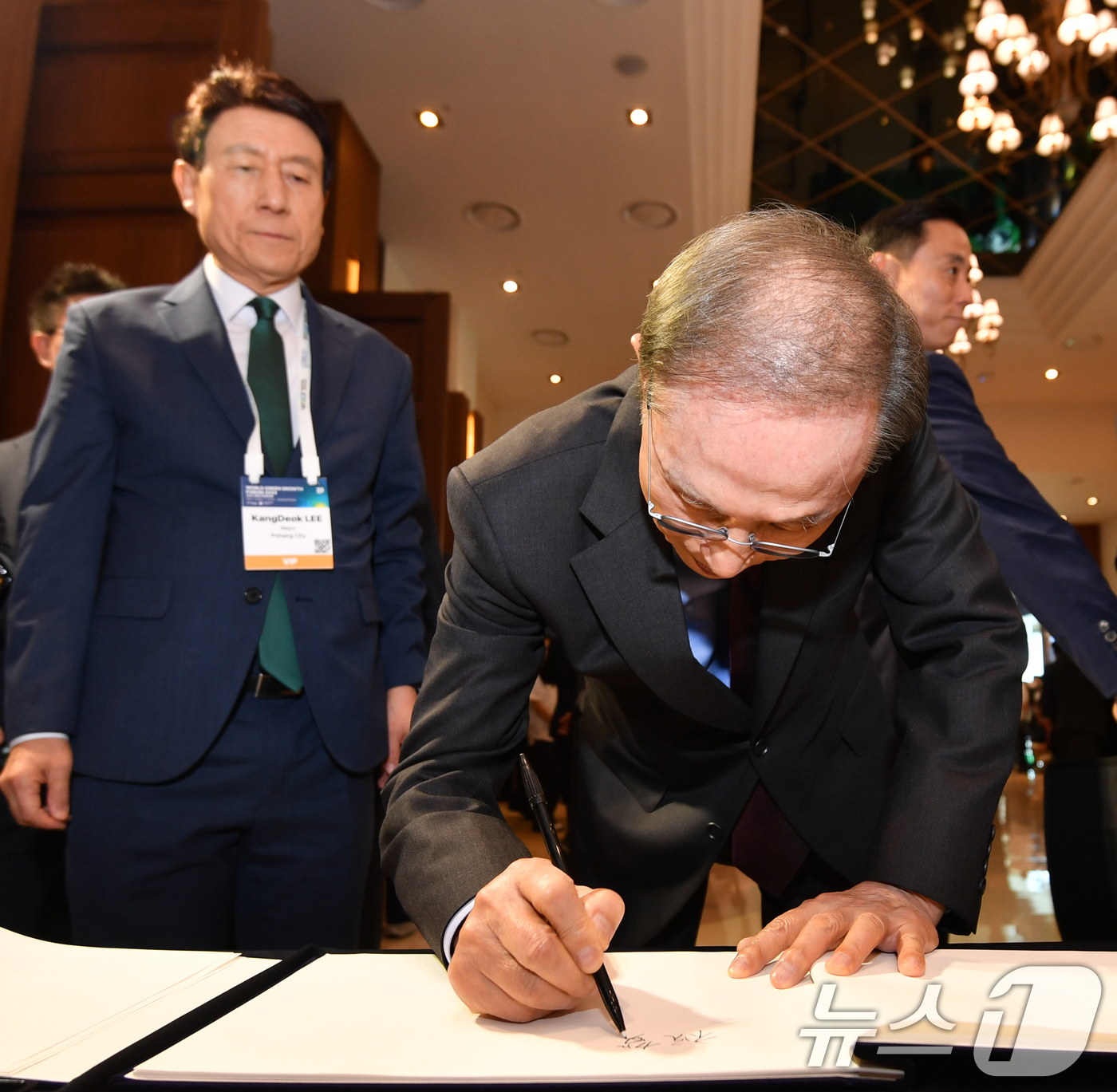 (포항=뉴스1) 최창호 기자 = 이명박 전 대통령이  14일 경북 포항시 라한 호텔에서 열린 세계녹색성장포럼(WGGF2025) 개막식에 앞서 방명록을 작성하고 있다.포럼은 미래를 …