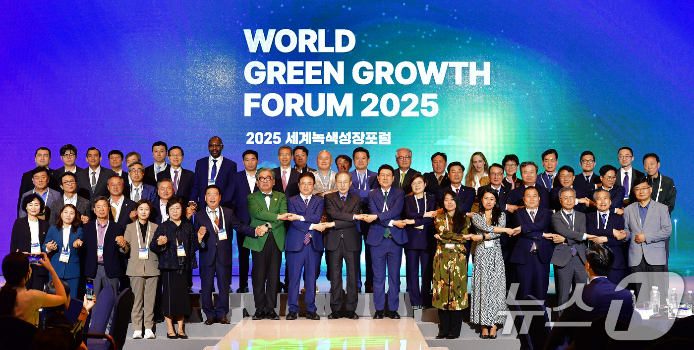 (포항=뉴스1) 최창호 기자 = 이명박 전 대통령과 마쌈바 티오예 UNFCCC UGIH 총괄책임, 이철우 경북지사, 이강덕 포항시장, 김정재 국민의힘(포항북)의원 등 내빈들이  1 …