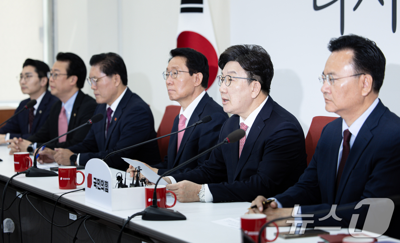 (서울=뉴스1) 이재명 기자 = 권성동 국민의힘 원내대표가 14일 오전 서울 여의도 국회에서 열린 원내대표 주재 법제사법위원회 긴급회의에서 발언을 하고 있다. 2025.5.14/뉴 …