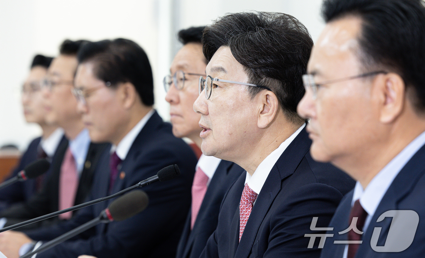 (서울=뉴스1) 이재명 기자 = 권성동 국민의힘 원내대표가 14일 오전 서울 여의도 국회에서 열린 원내대표 주재 법제사법위원회 긴급회의에서 발언을 하고 있다. 2025.5.14/뉴 …