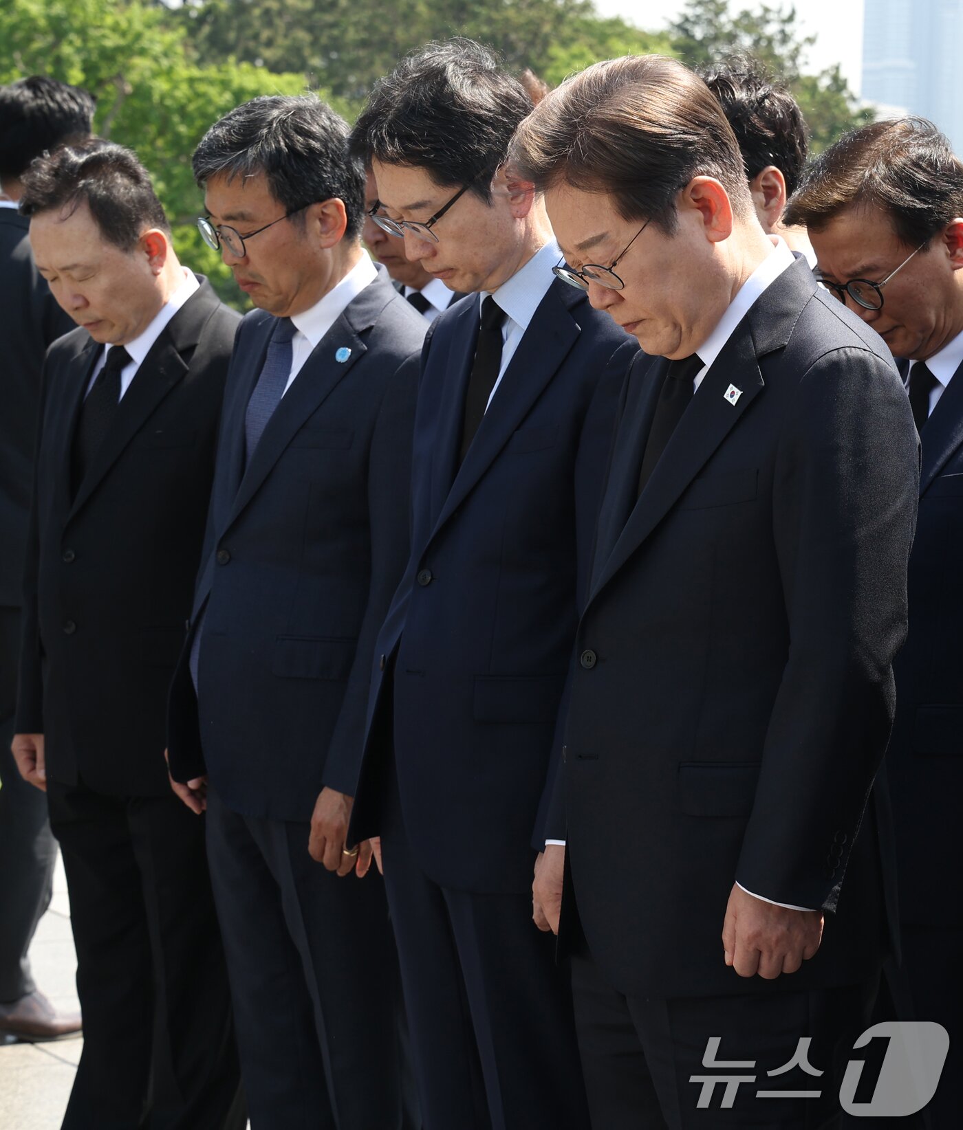 본문 이미지 - 이재명 더불어민주당 대통령 후보가 14일 오전 부산 남구 유엔기념공원을 방문해 참배하고 있다.&#40;공동취재&#41; 2025.5.14/뉴스1 ⓒ News1 안은나 기자