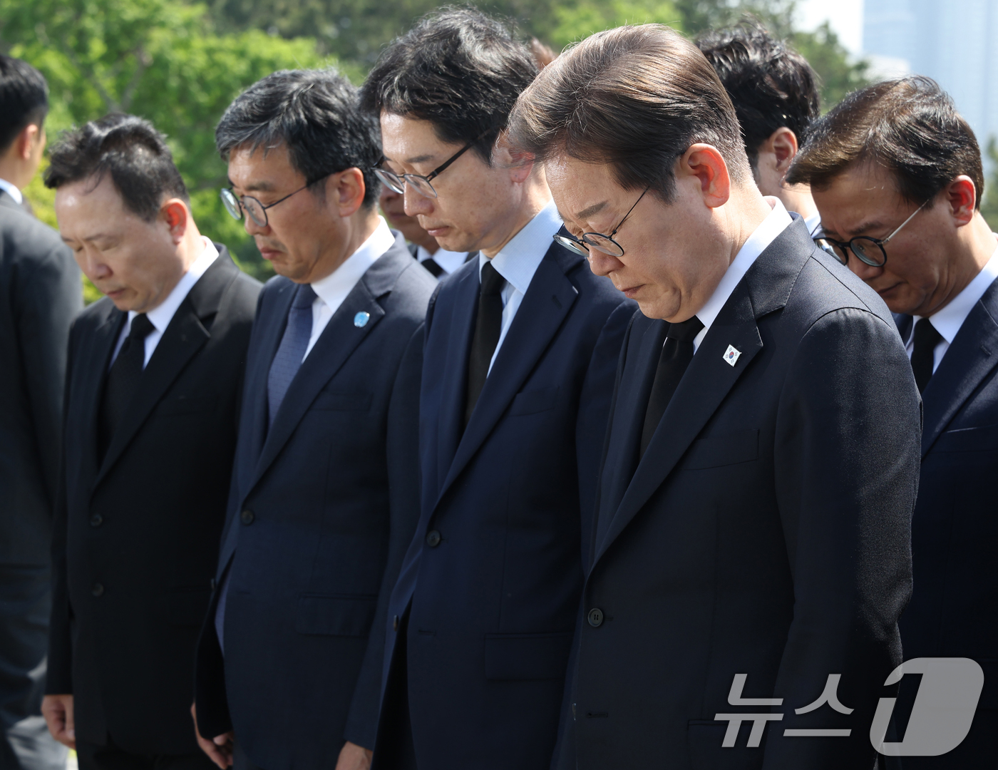 (부산=뉴스1) 안은나 기자 = 이재명 더불어민주당 대통령 후보가 14일 오전 부산 남구 유엔기념공원을 방문해 참배하고 있다.(공동취재) 2025.5.14/뉴스1