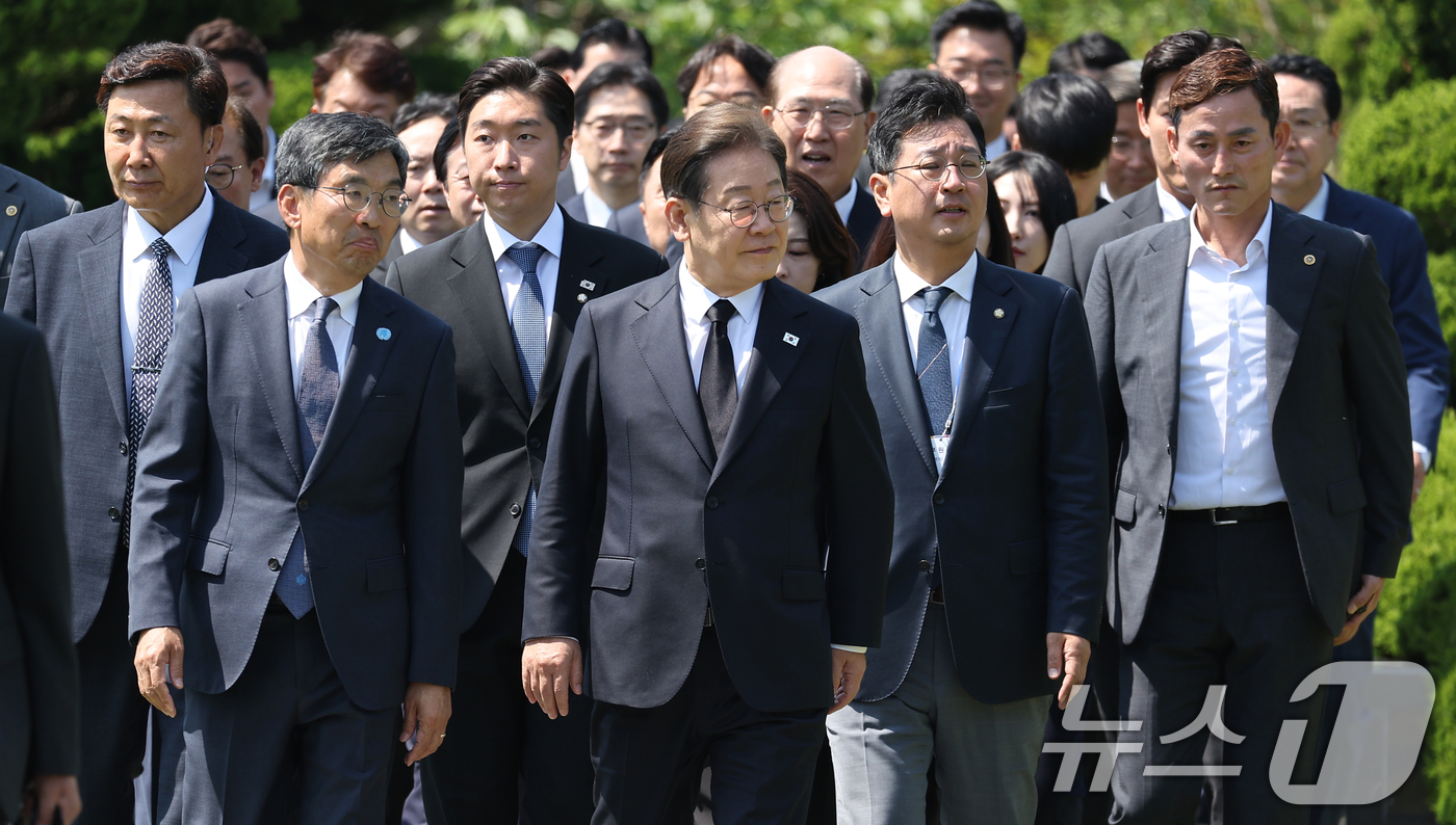 (부산=뉴스1) 안은나 기자 = 이재명 더불어민주당 대통령 후보가 14일 오전 부산 남구 유엔기념공원을 방문해 참배 장소로 이동하고 있다.(공동취재) 2025.5.14/뉴스1