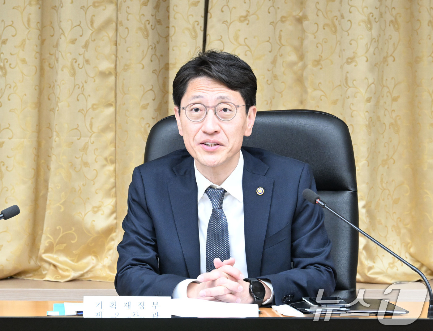 (서울=뉴스1) = 김윤상 기획재정부 차관이 14일 서울 중구 예금보험공사에서 열린 '제18차 경제교육관리위원회'를 주재하고 있다. (기획재정부 제공. 재판매 및 DB 금지) 20 …