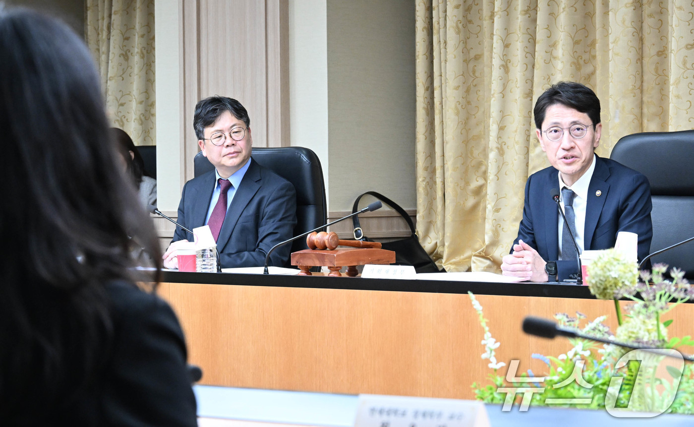 (서울=뉴스1) = 김윤상 기획재정부 차관이 14일 서울 중구 예금보험공사에서 열린 '제18차 경제교육관리위원회'를 주재하고 있다. (기획재정부 제공. 재판매 및 DB 금지) 20 …