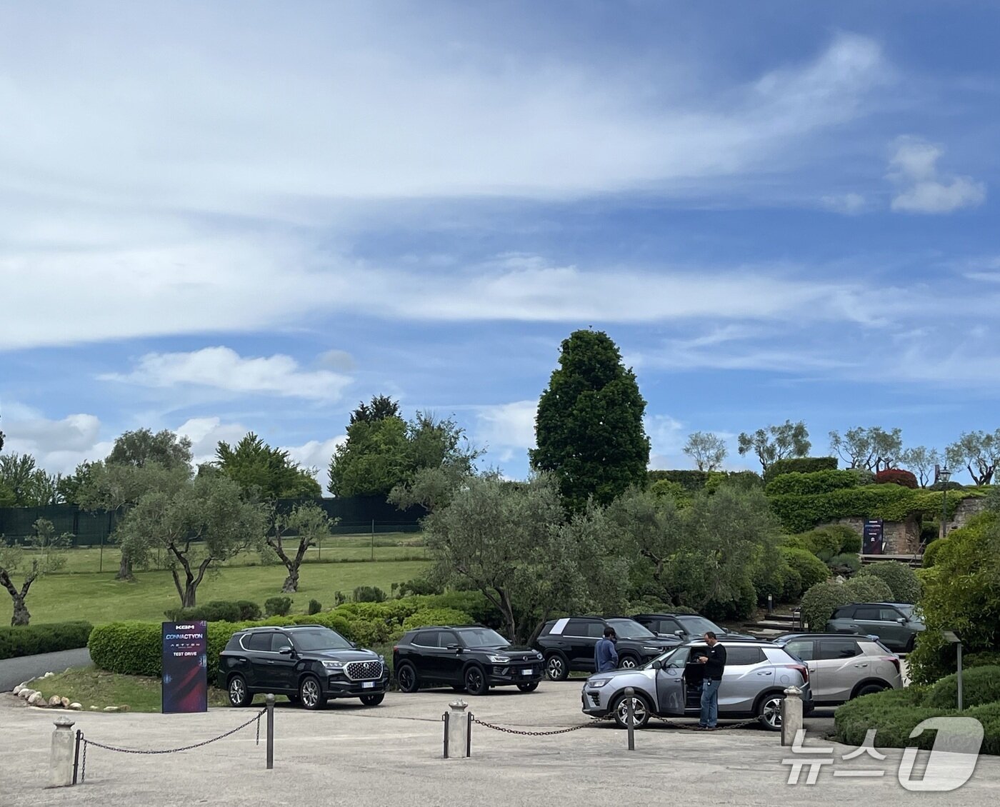 본문 이미지 - 8일&#40;현지시간&#41; 이탈리아 시에나 피렌체에서 KG모빌리티 차량을 현지 딜러사 세일즈 매니저들이 시승하고 있는 모습&#40;KG모빌리티 제공&#41;. 2025.05.08.