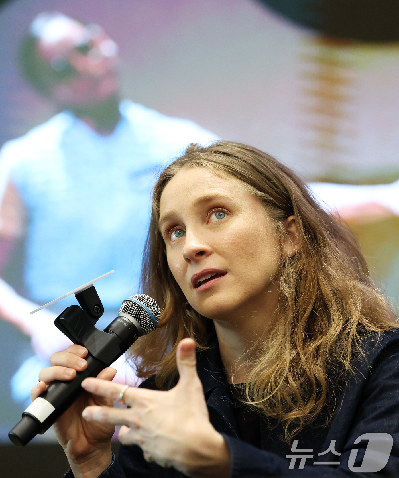 (서울=뉴스1) 오대일 기자 = 14일 오전 서울 강남구 GS타워 오픈홀에서 열린 GS아트센터 '예술가들- 마르코스 모라우' 기자간담회에서 무용수 앙젤라 보슈가 작품 소개를 하고 …