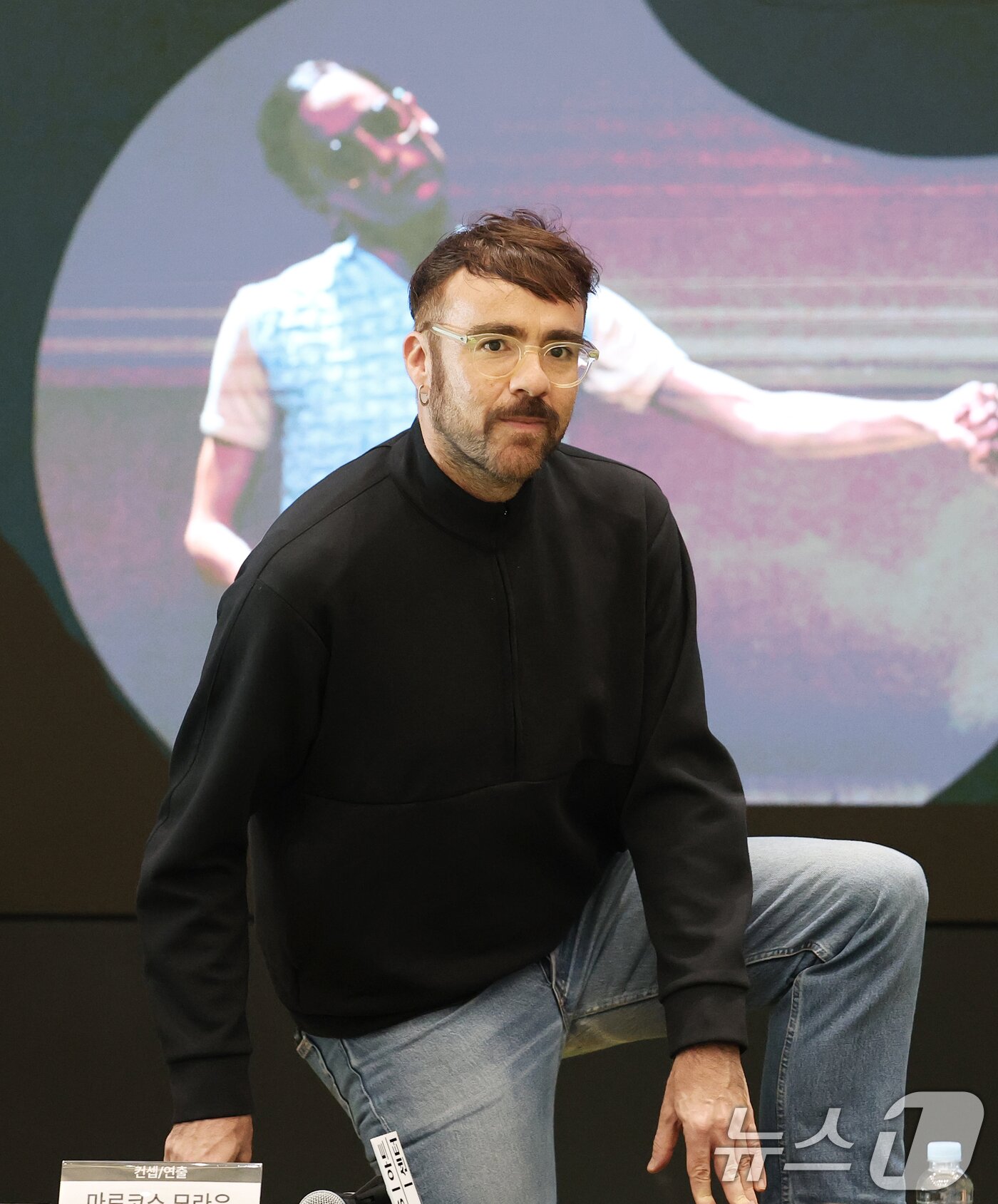 본문 이미지 - 스페인 안무가 겸 연출가 마르코스 모라우가 14일 오전 서울 강남구 GS타워 오픈홀에서 열린 GS아트센터 &#39;예술가들- 마르코스 모라우&#39; 기자간담회에 참석하고 있다. 현재 유럽 공연계에서 가장 주목받는 아티스트로 꼽히는 마르코스 모라우는 &#39;파시오나리아&#39;&#40;5월 16~18일&#41;, &#39;죽음의 무도&#39;&#40;5월 17~18일&#41; 두 작품으로 한국팬들을 만난다. 2025.5.14/뉴스1 ⓒ News1 오대일 기자