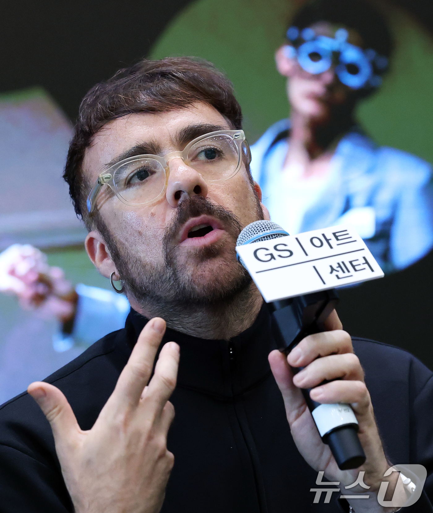 (서울=뉴스1) 오대일 기자 = 스페인 안무가 겸 연출가 마르코스 모라우가 14일 오전 서울 강남구 GS타워 오픈홀에서 열린 GS아트센터 '예술가들- 마르코스 모라우' 기자간담회에 …